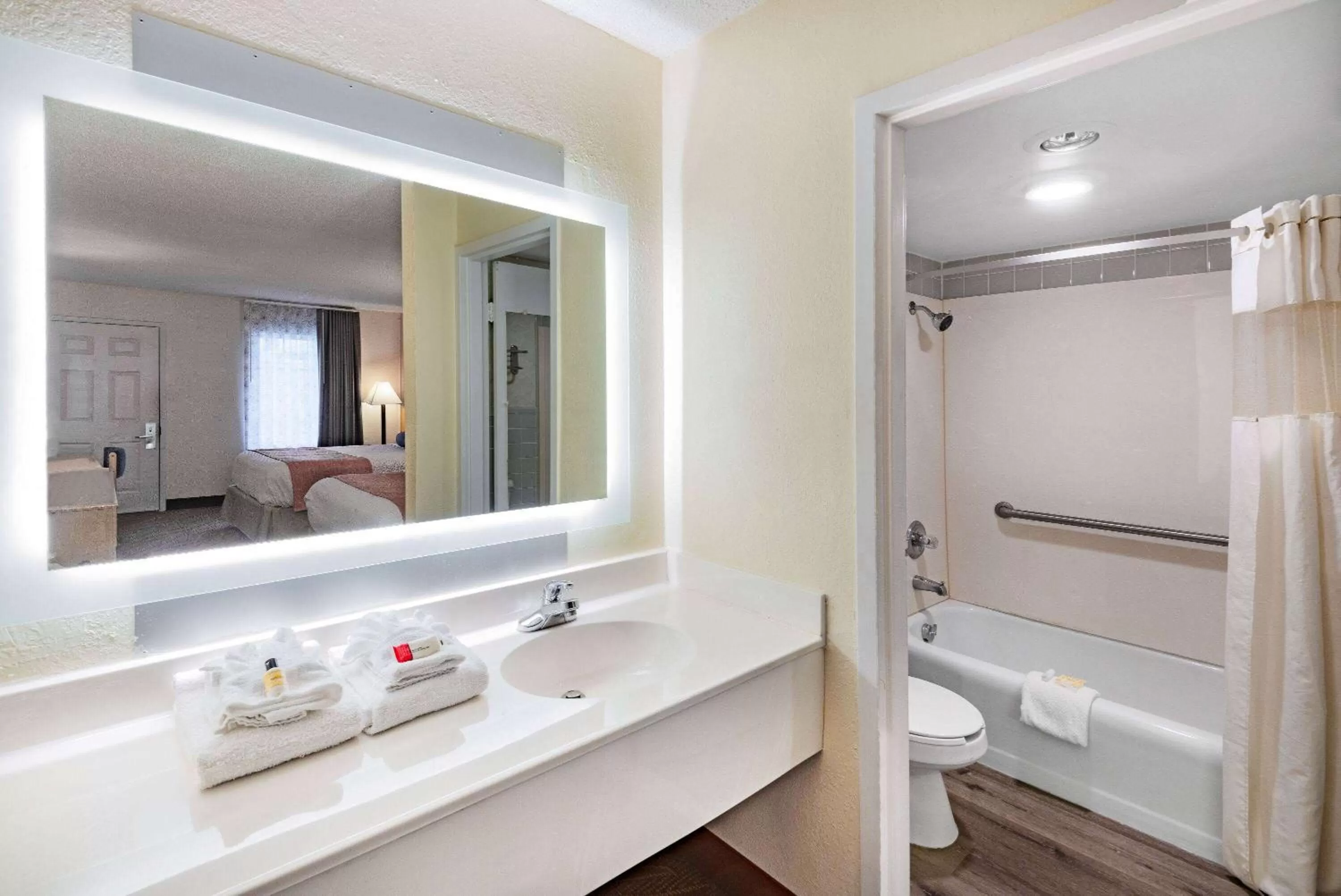 TV and multimedia, Bed in Howard Johnson by Wyndham Staunton