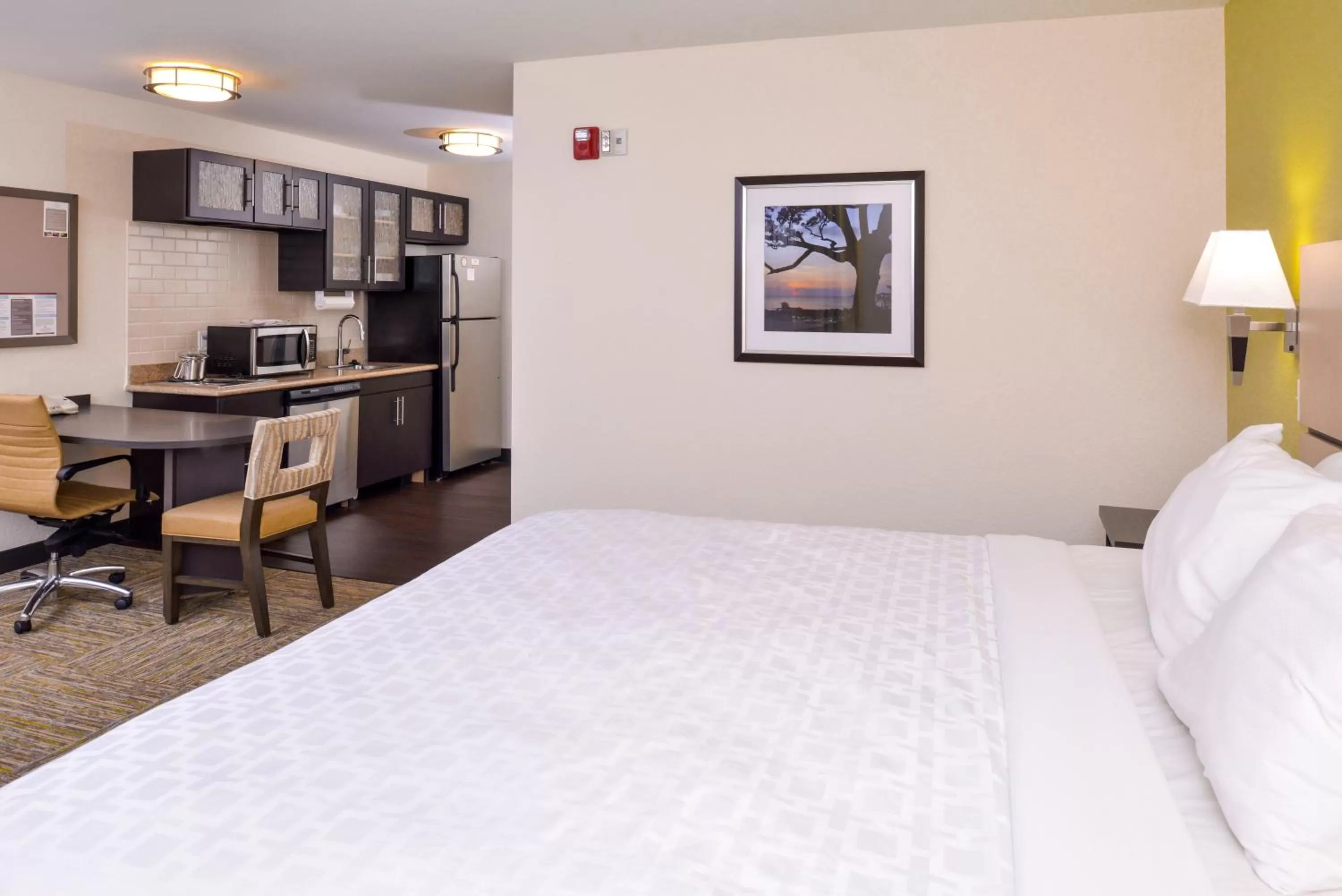 Photo of the whole room, Bed in Candlewood Suites Paducah by IHG