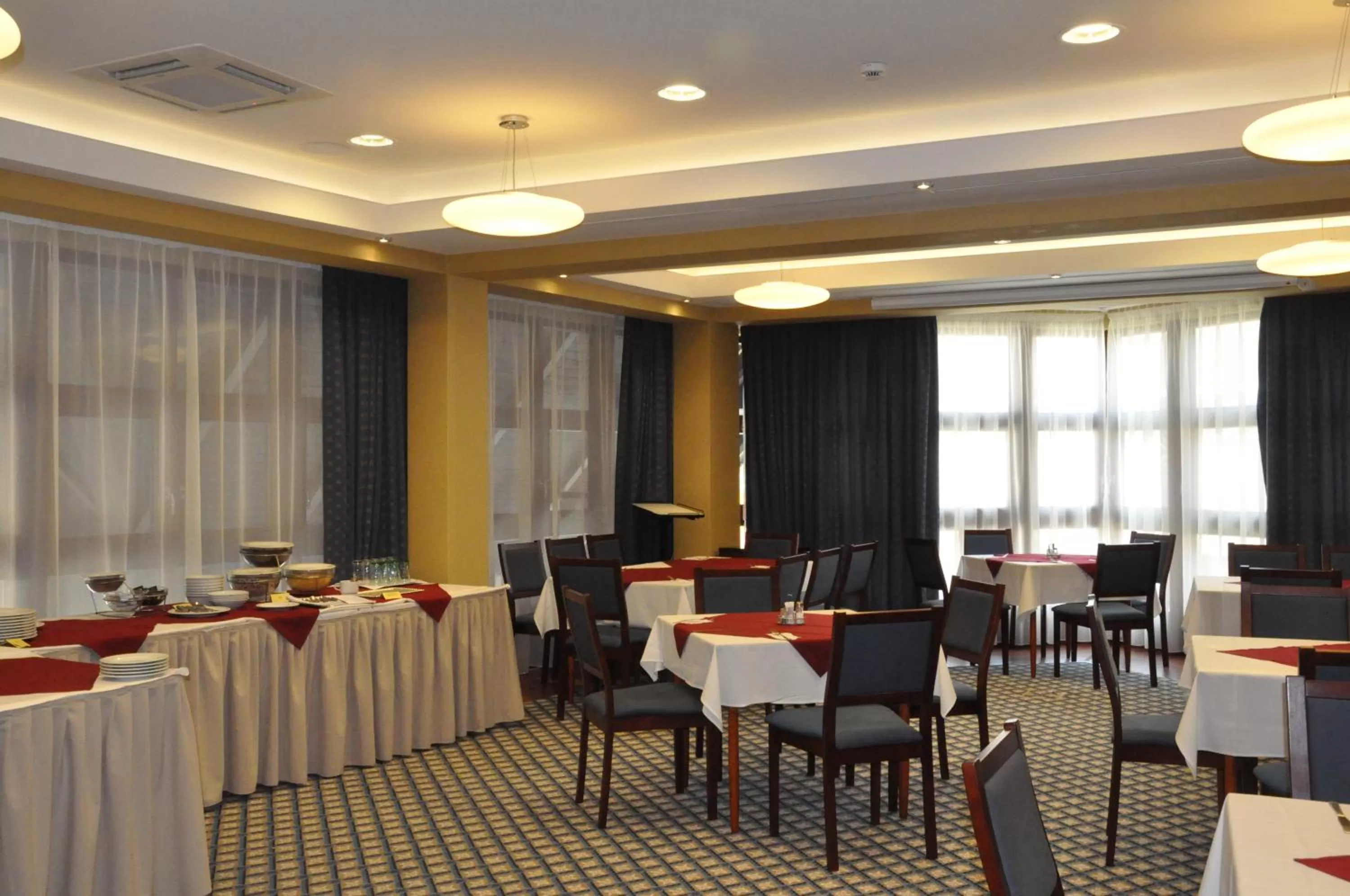 Restaurant/places to eat in Centrum Hotel