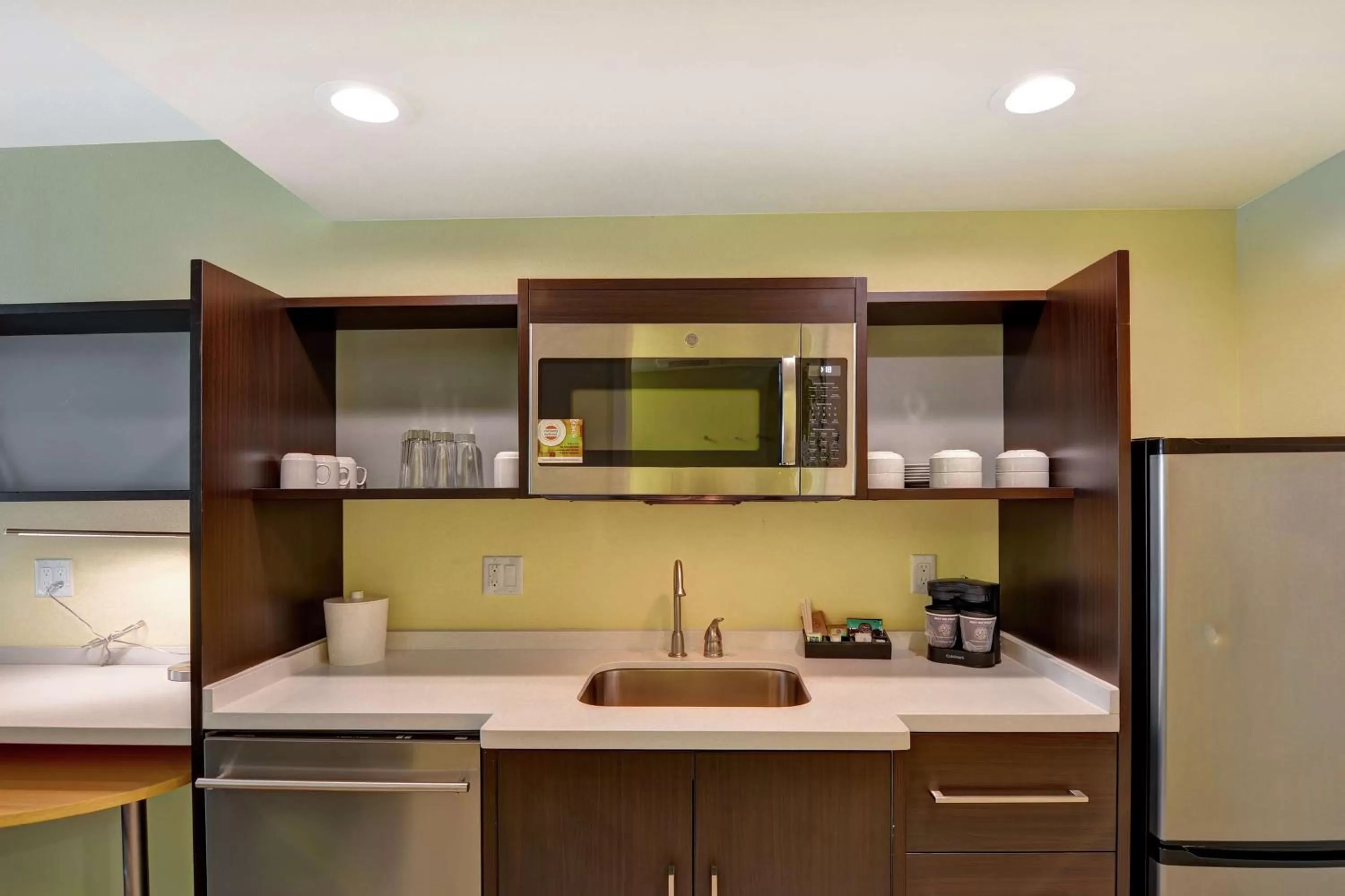 Kitchen or kitchenette in Home2 Suites By Hilton Hilton Head