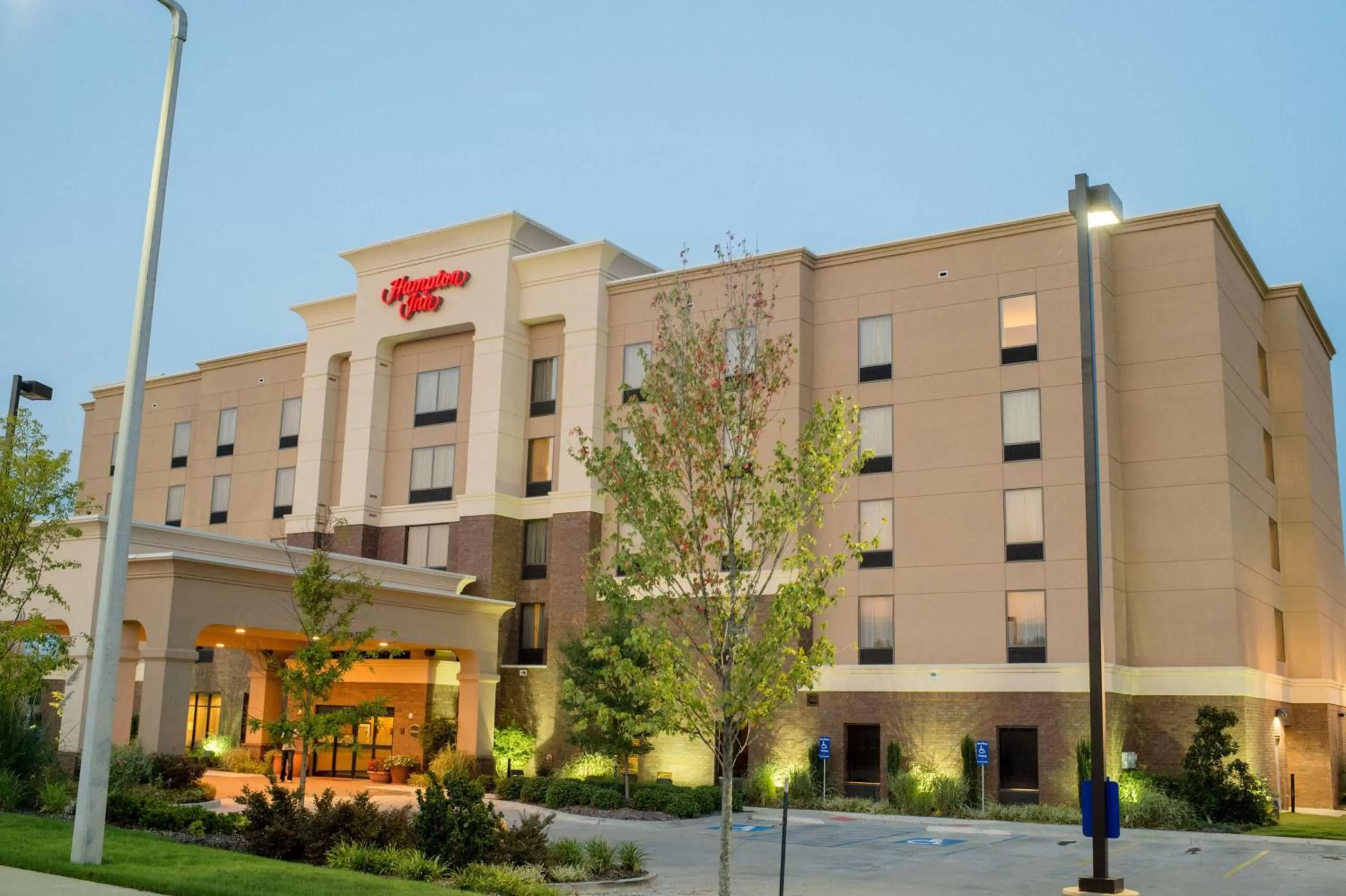 Property building in Hampton Inn Oxford/Conference Center