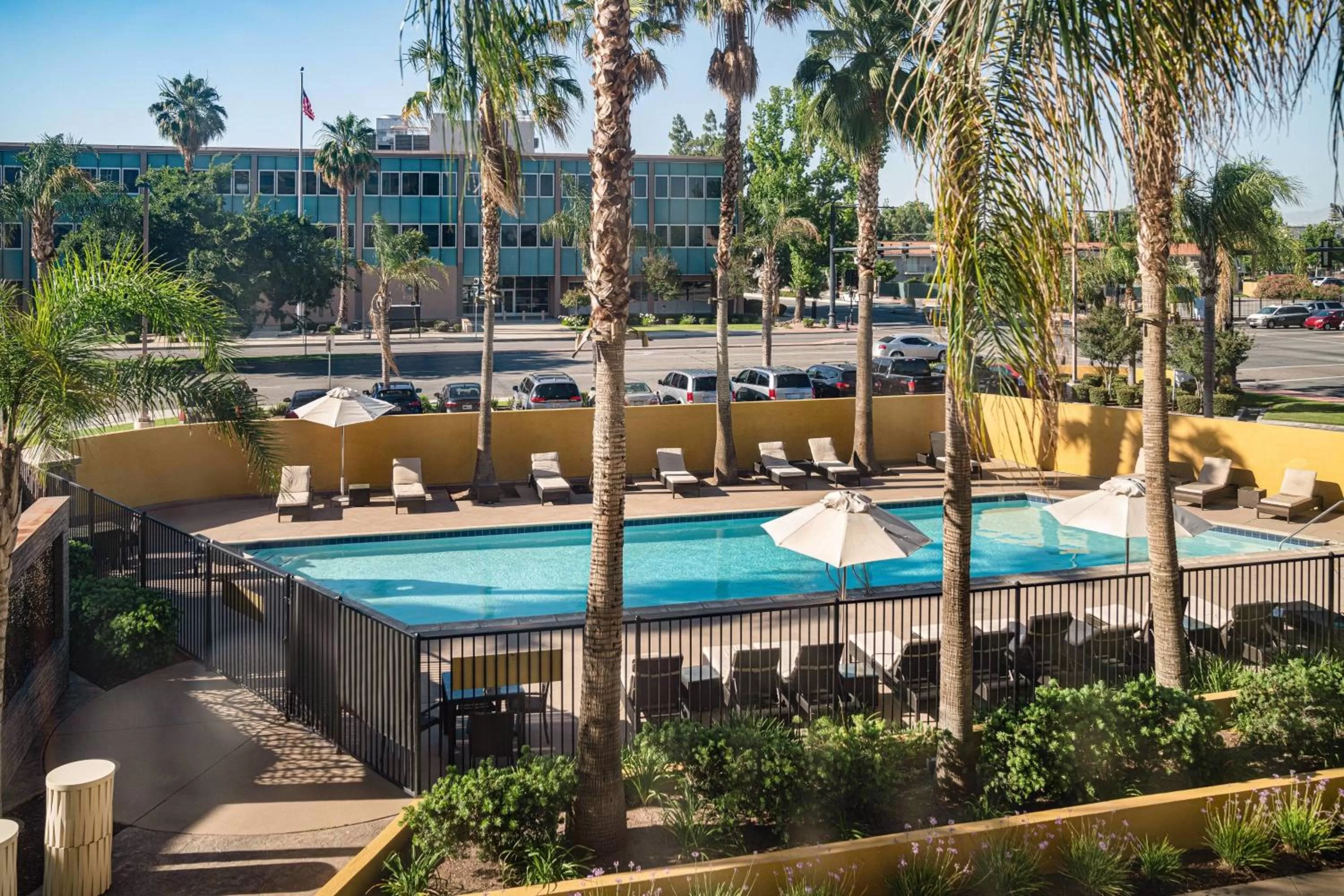 Swimming pool in Bakersfield Marriott at the Convention Center