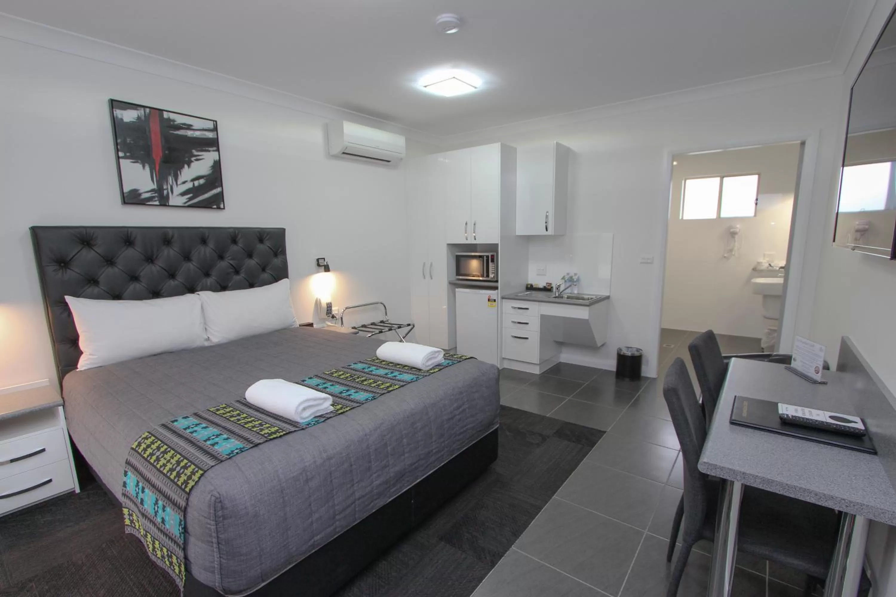 Bed in Leeton Heritage Motor Inn