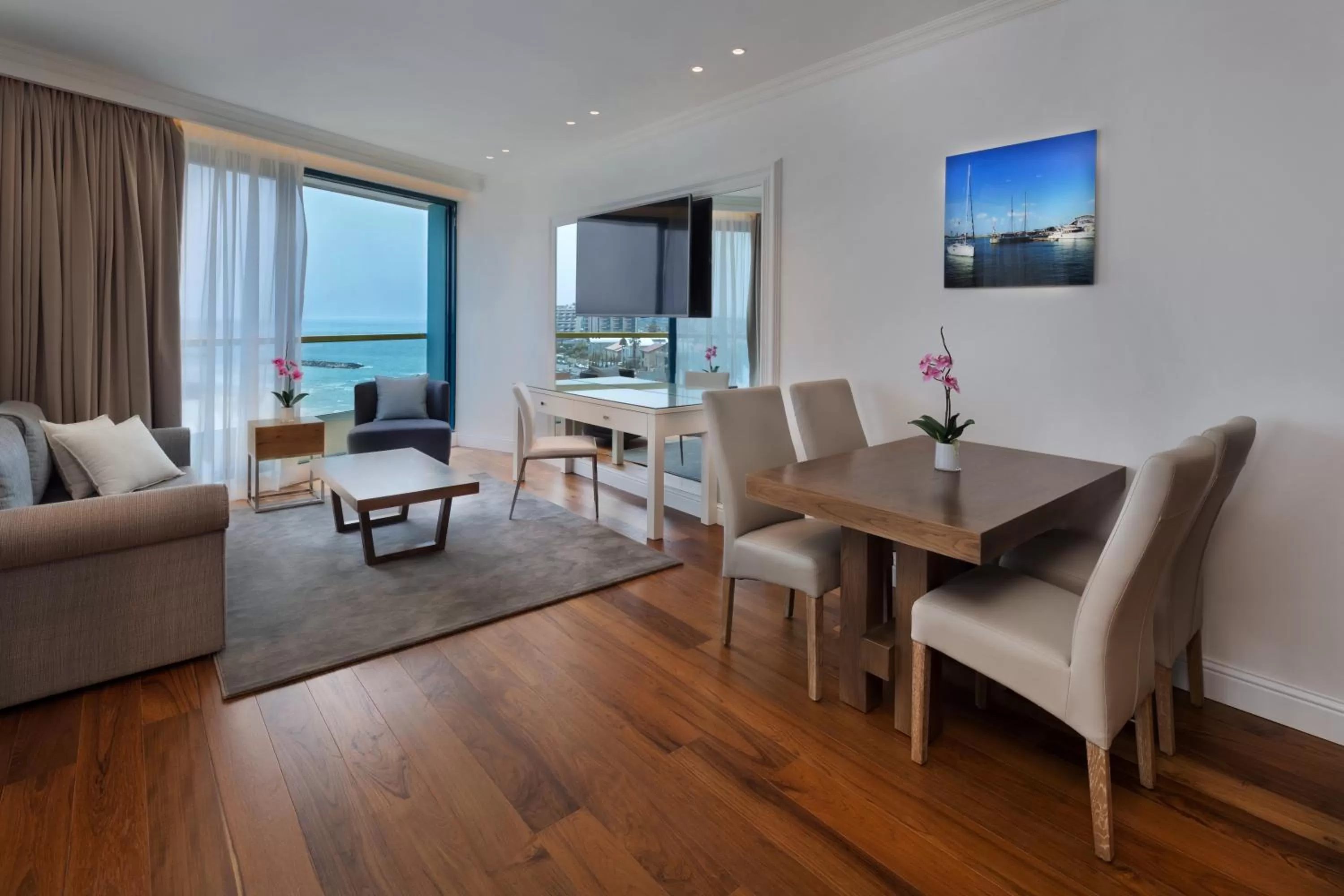 Dining area in Herbert Samuel Okeanos Suites Herzilya