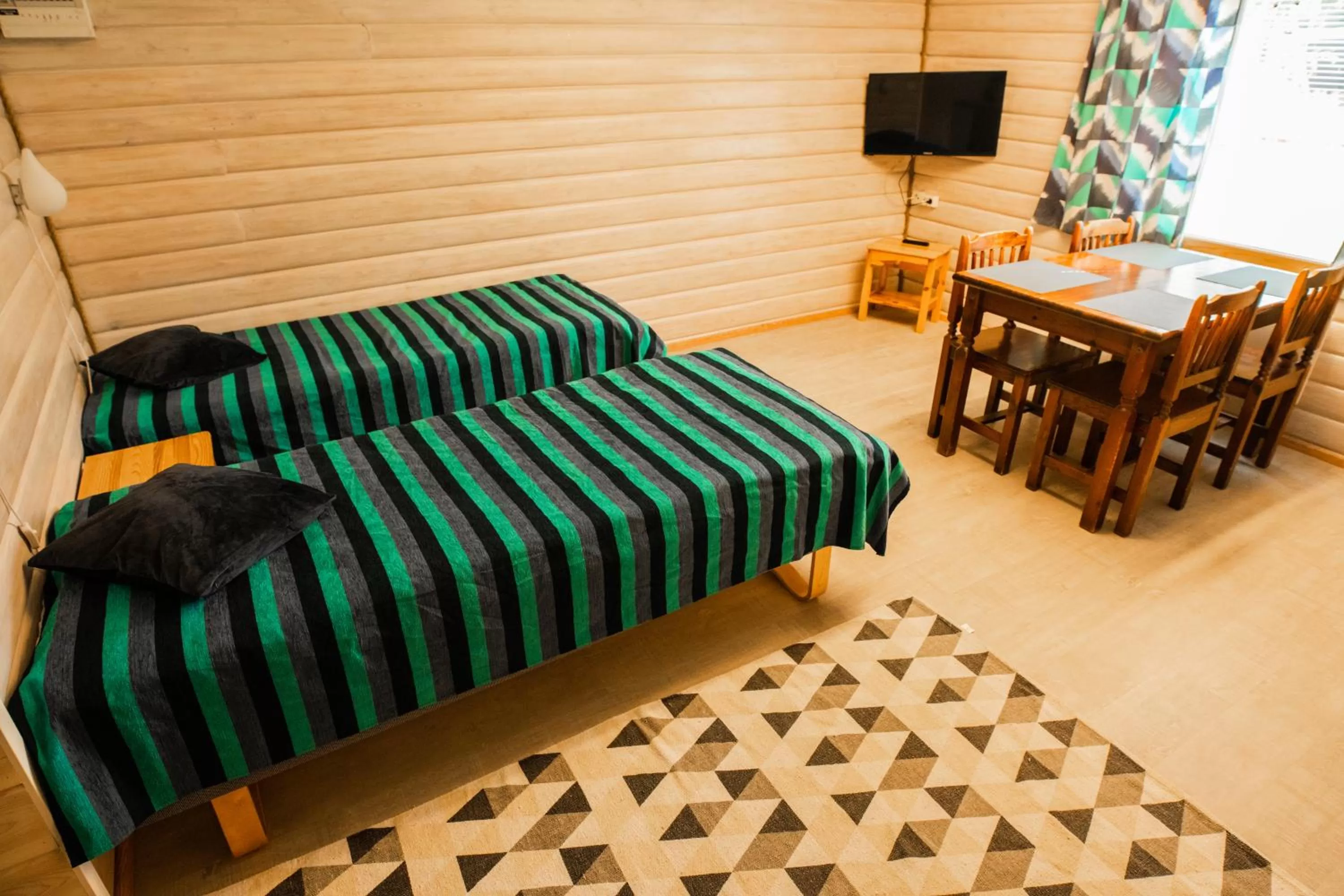 Seating area, Bed in Motelli Rovaniemi