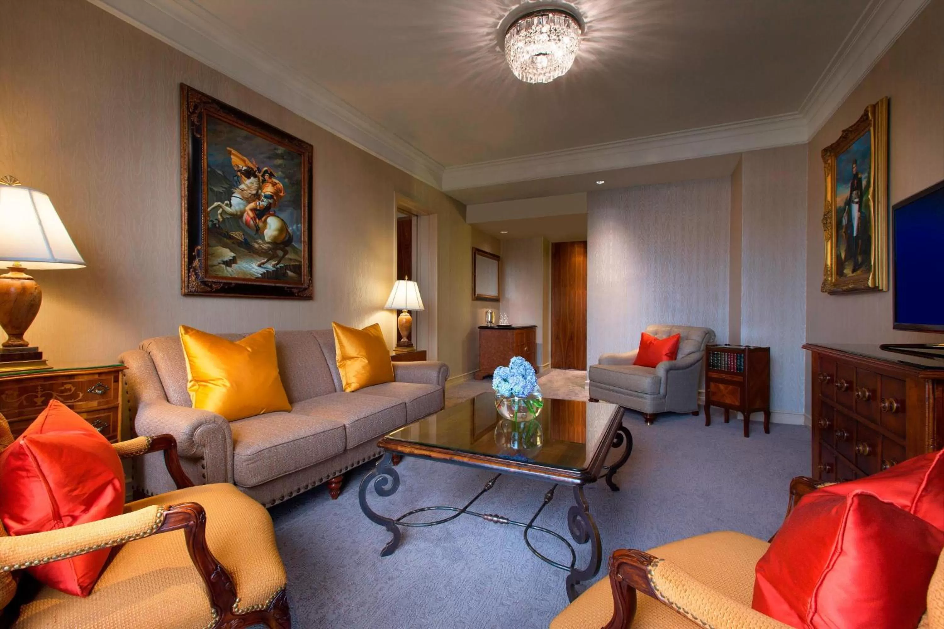 Living room in Sheraton Towers Singapore Hotel