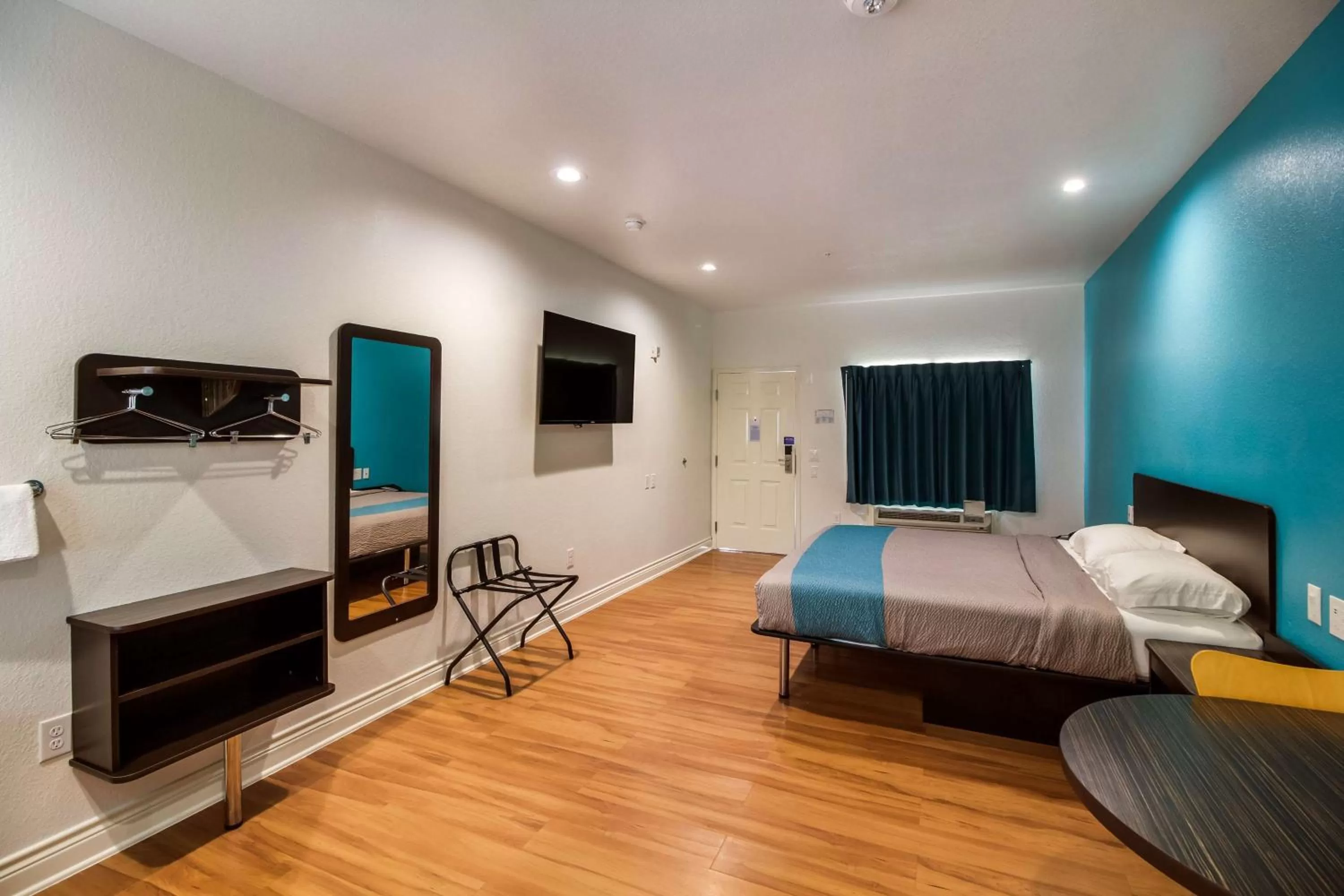 Photo of the whole room, Bed in Motel 6-Houston, TX - North