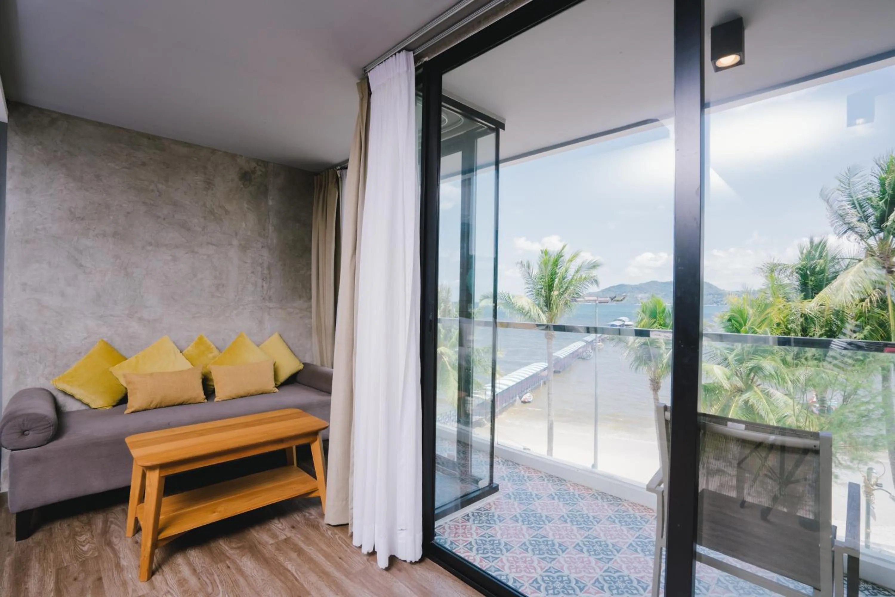 Deluxe Double Studio with Sea View and Bath - single occupancy in Patong Signature Boutique Hotel