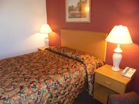 Bed in Herington Inn and Suites