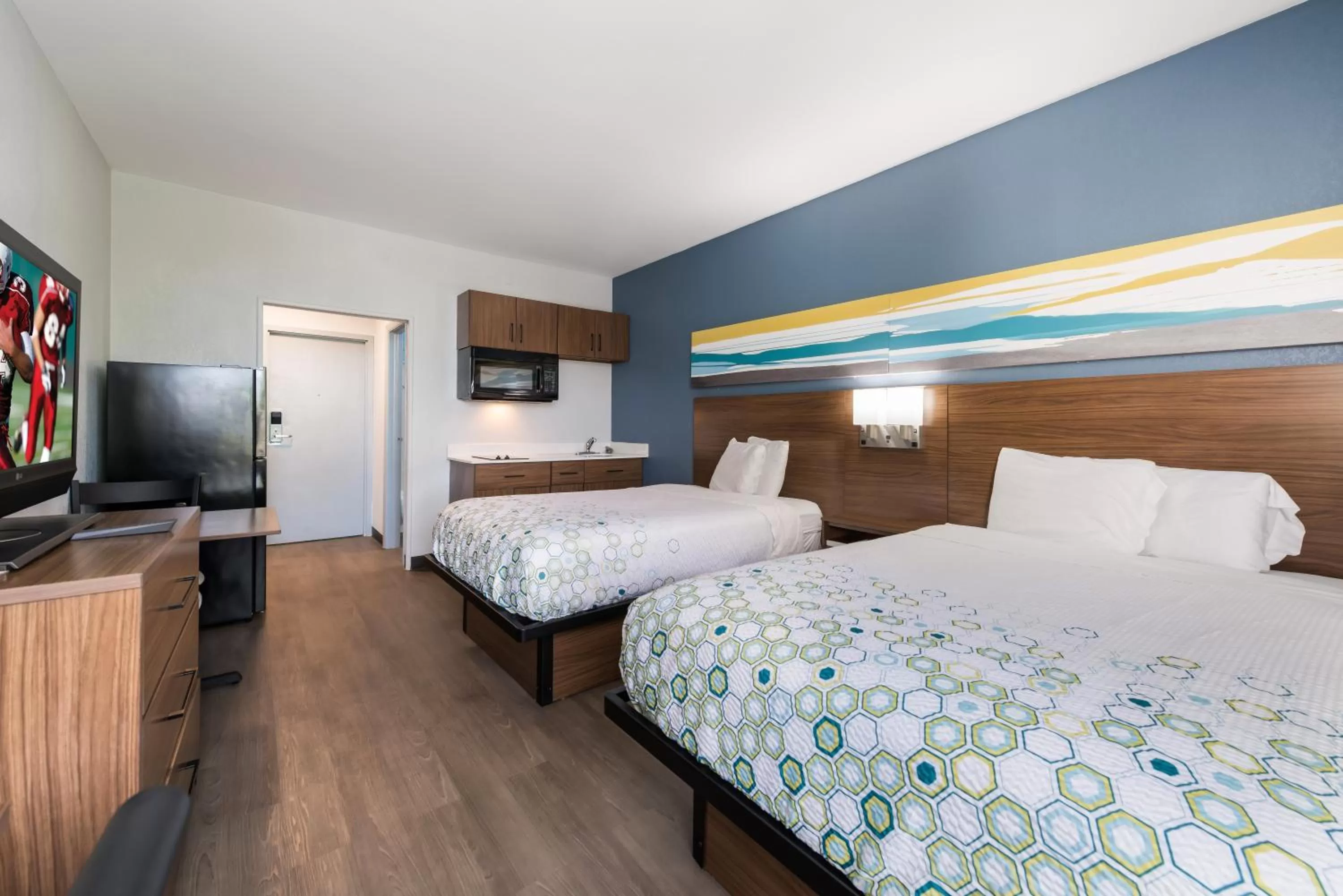 Photo of the whole room, Bed in HomeTowne Studios by Red Roof Newport News - Hampton West