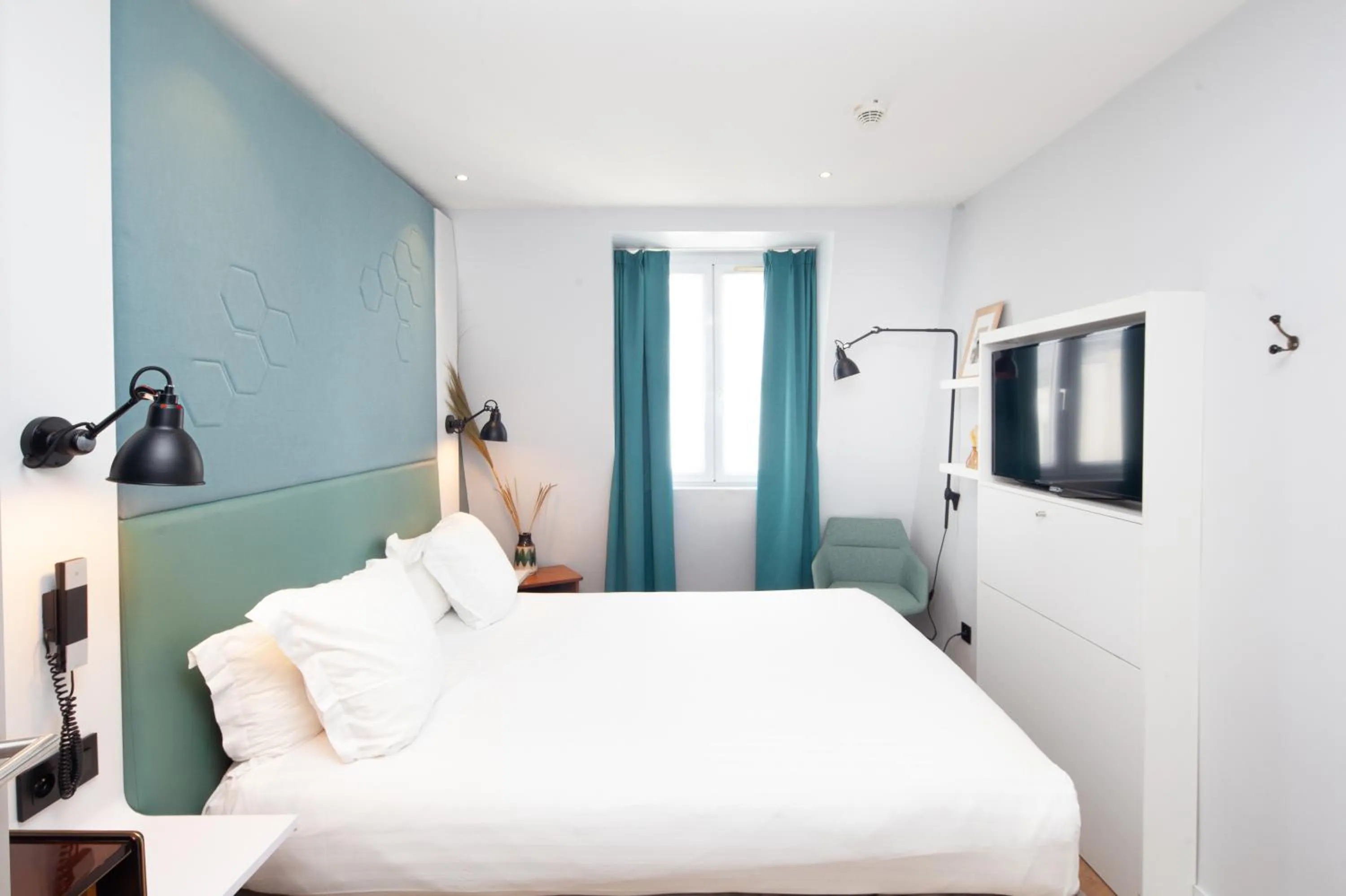 Bedroom, Bed in Hôtel Vendome Saint-Germain