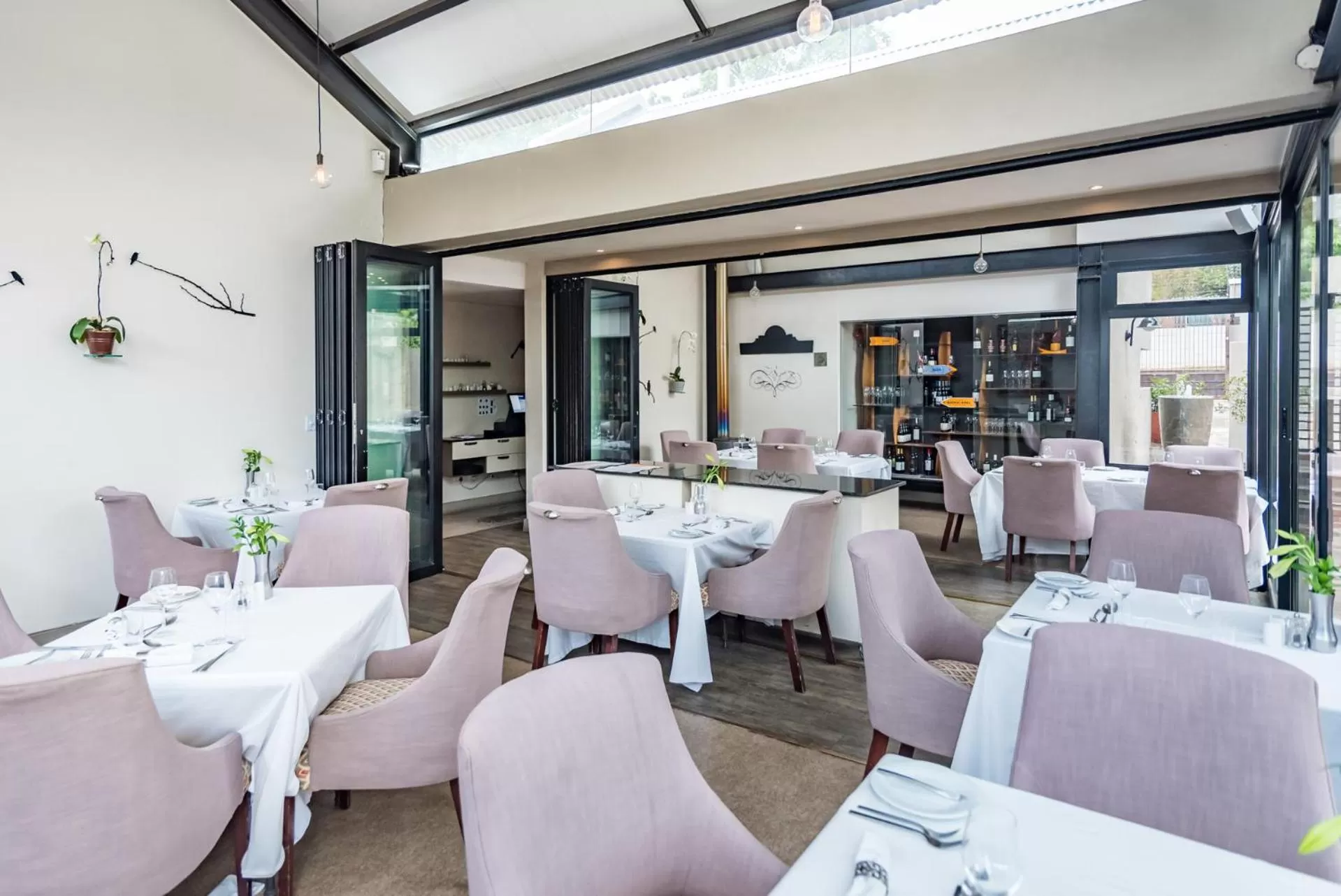 Restaurant/places to eat in Clico Boutique Hotel