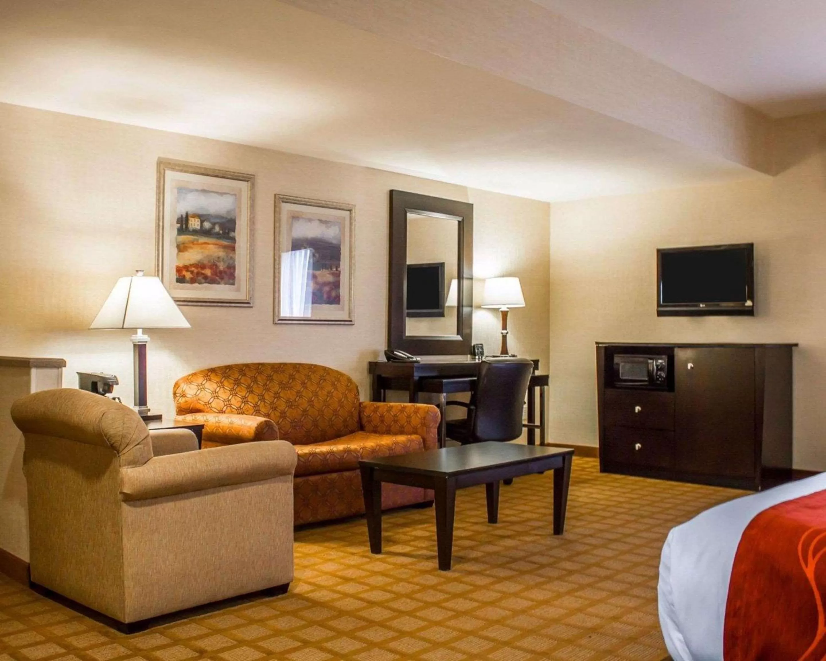 Photo of the whole room, Bed in Comfort Suites Edinboro