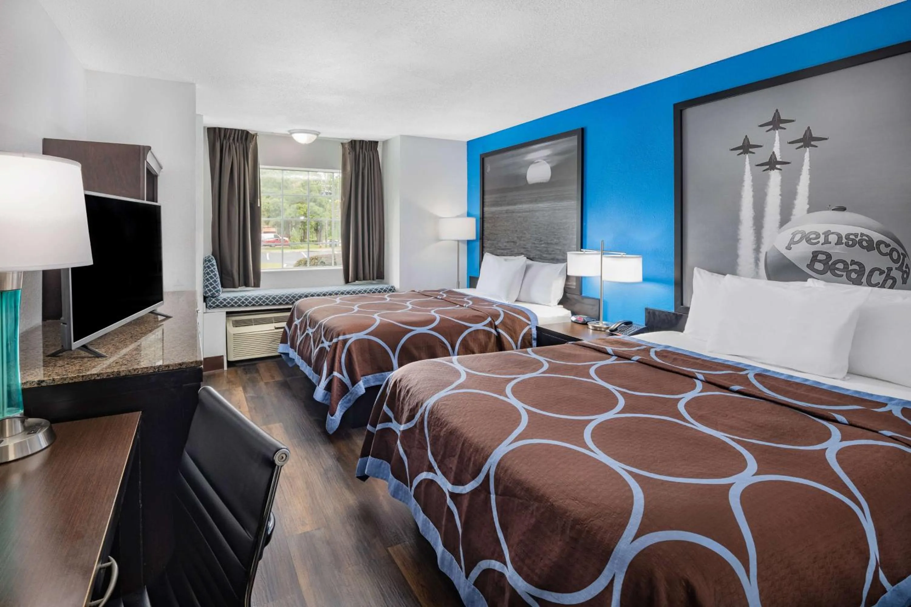 Photo of the whole room, Bed in Super 8 by Wyndham Pensacola