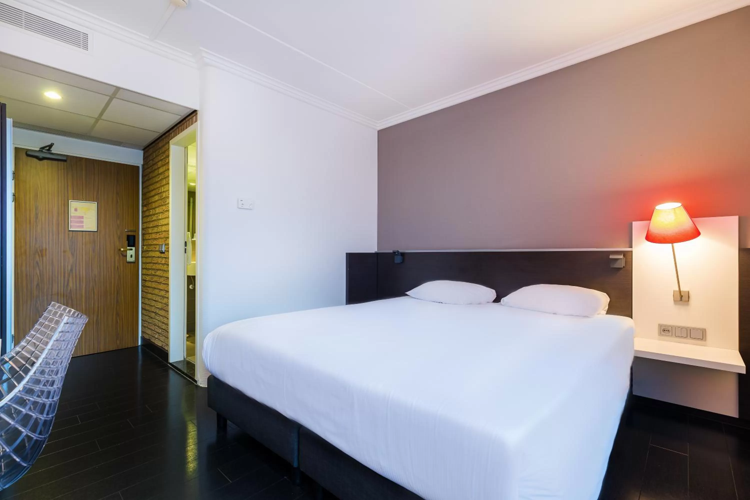 Photo of the whole room, Bed in Postillion Utrecht Bunnik