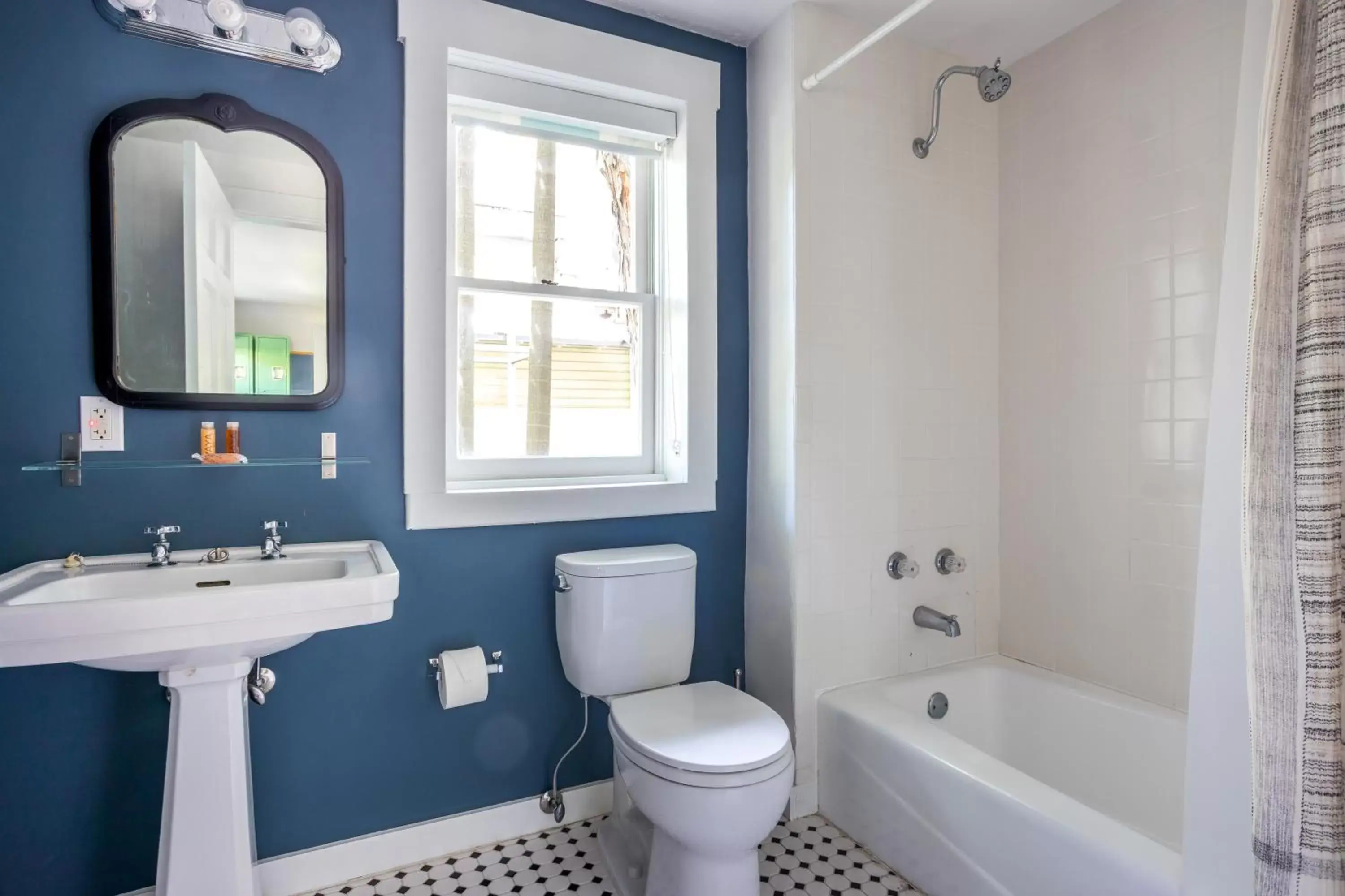 Bed in 4-Bed Dormitory Room in Miami River Inn by Renzzi Bed in 4-Bed Dormitory Room in Miami River Inn by Renzzi