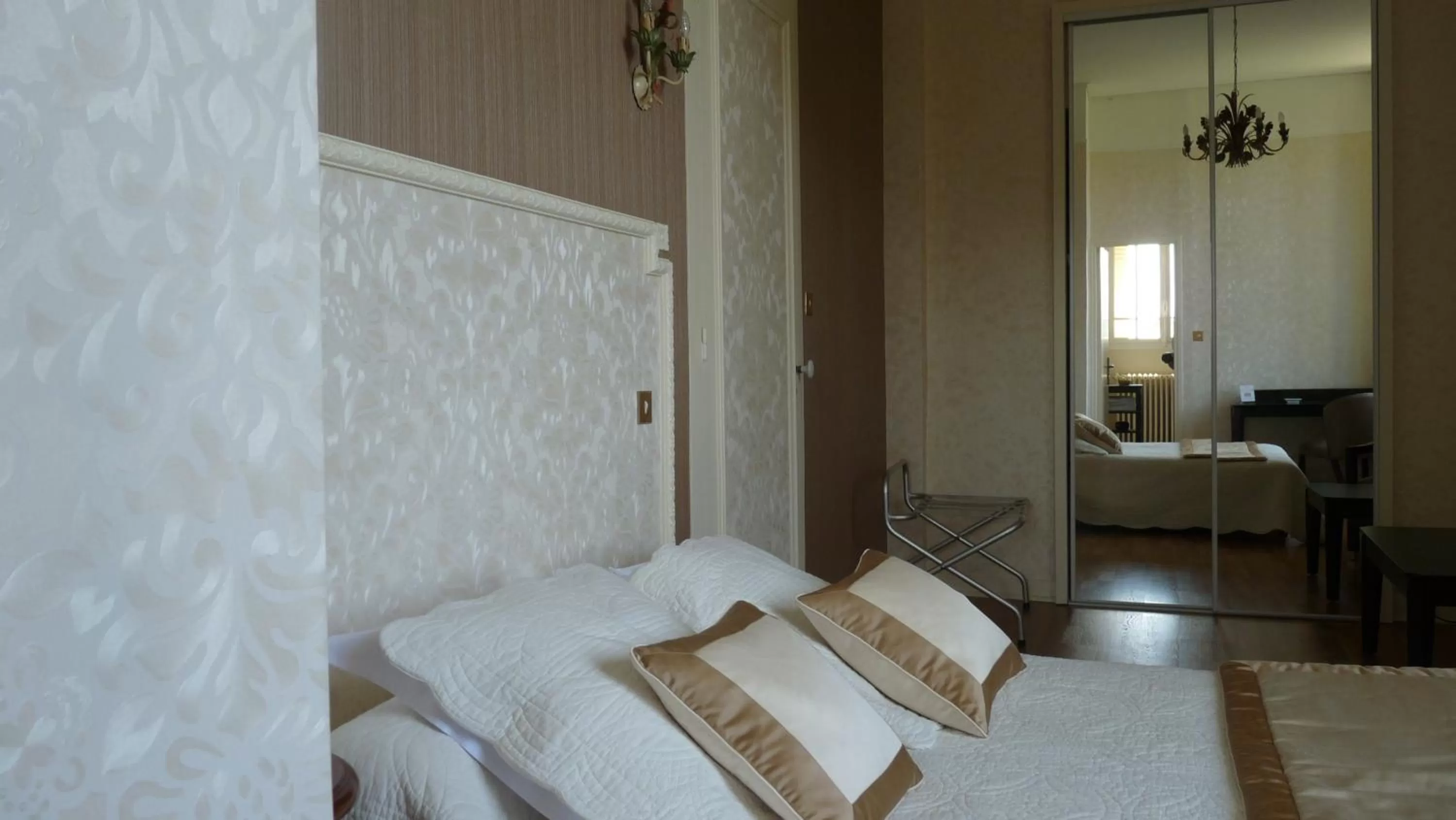 Bed in Château de la Râpée Hôtel restaurant