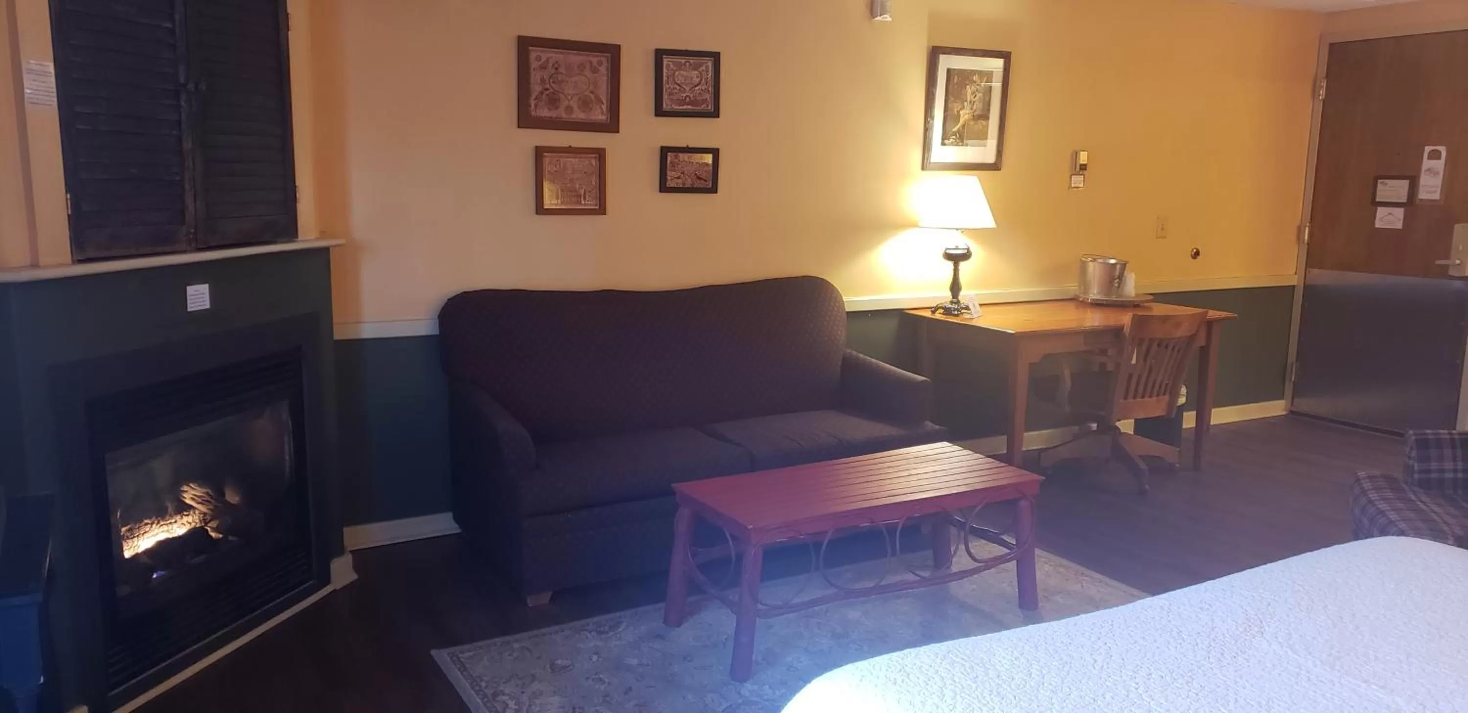 Seating area in The Common Man Inn, Spa & Lodge