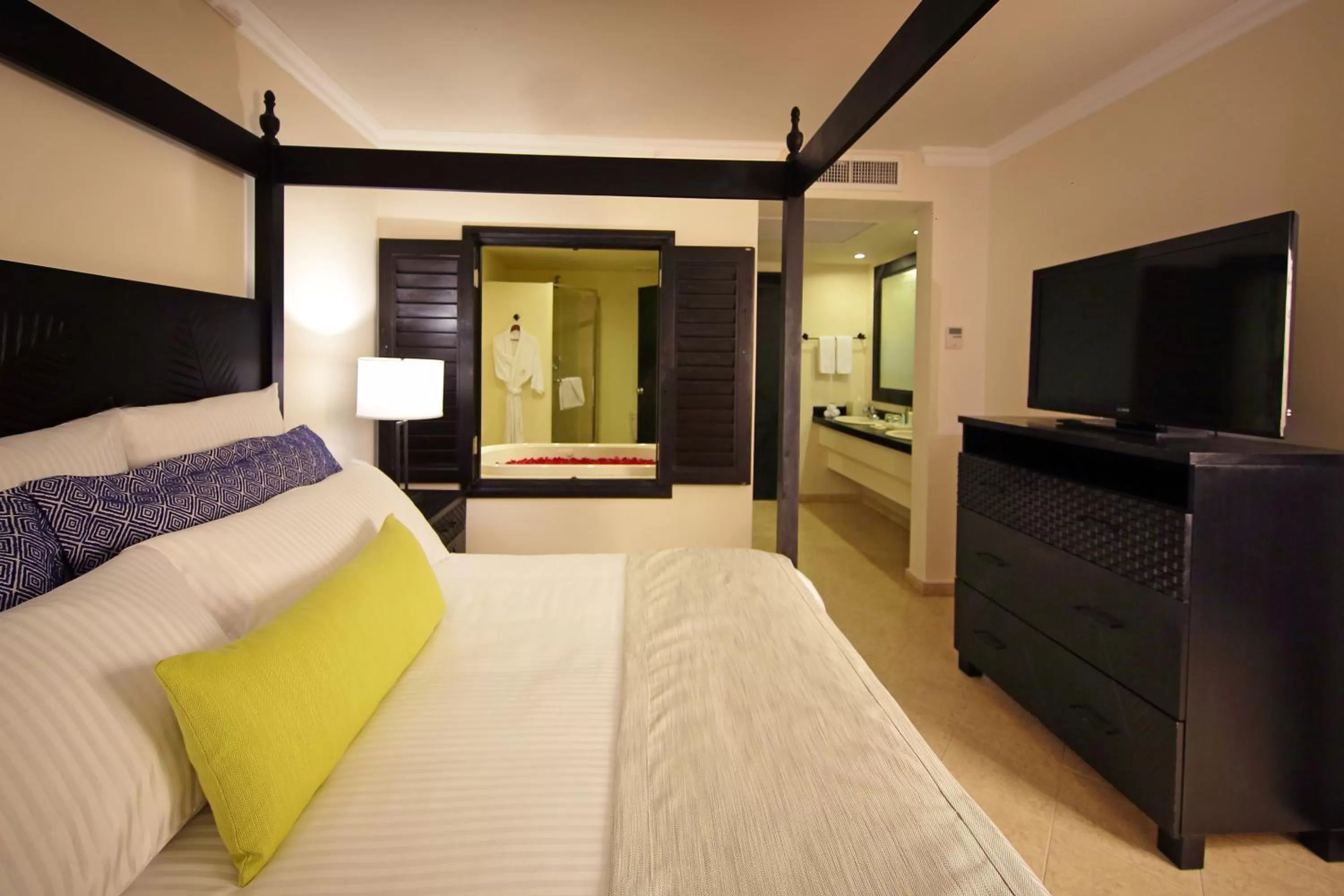 Bedroom, Bed in Dreams Playa Bonita All Inclusive