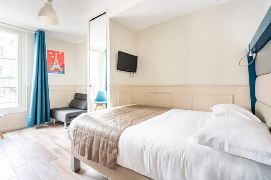 Photo of the whole room, Bed in District Republique