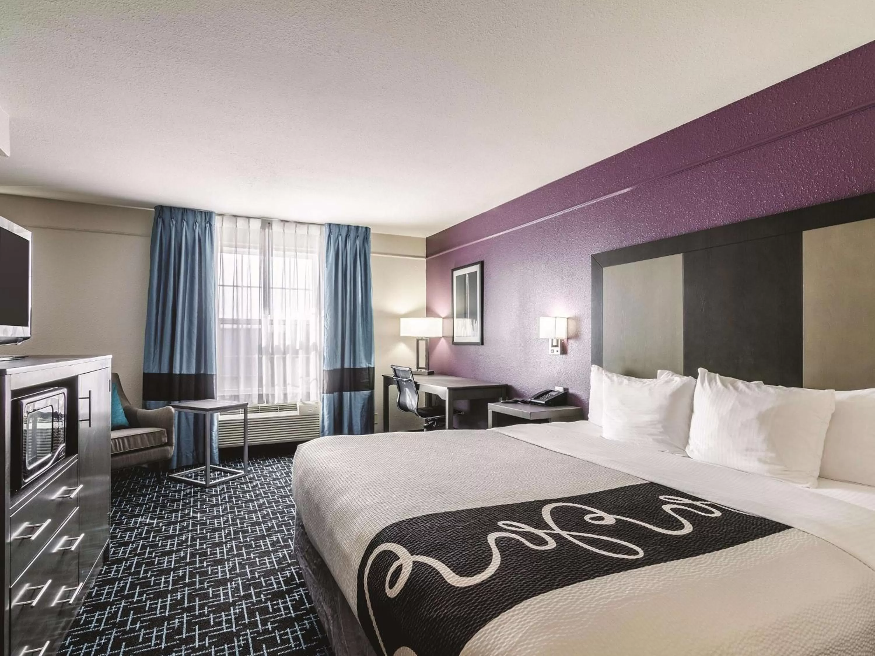 Deluxe King Room - Non-Smoking in La Quinta by Wyndham Kansas City Airport