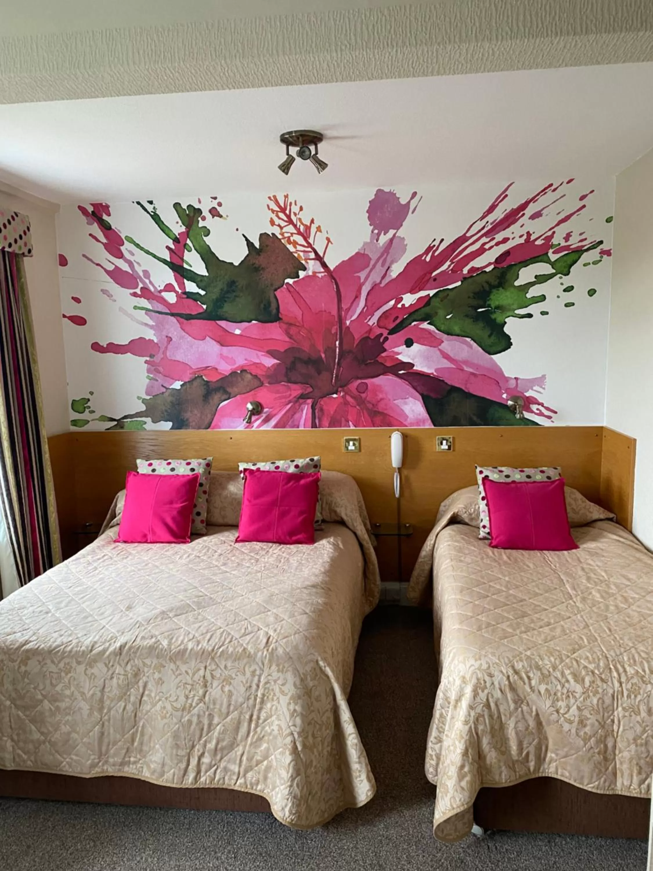 Bedroom, Bed in Park Manor Hotel