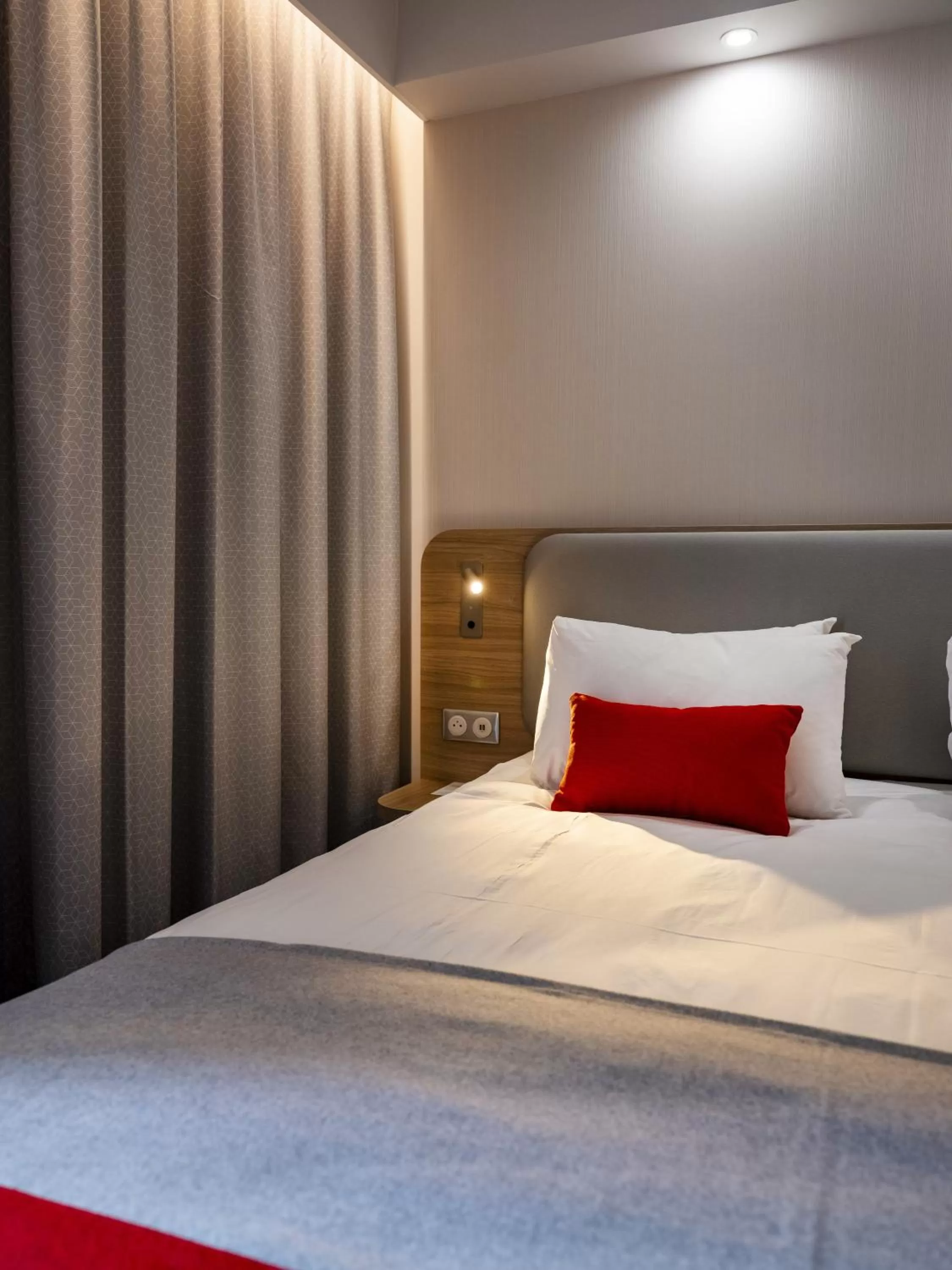 Bed in Holiday Inn Express - Nice - Grand Arenas by IHG