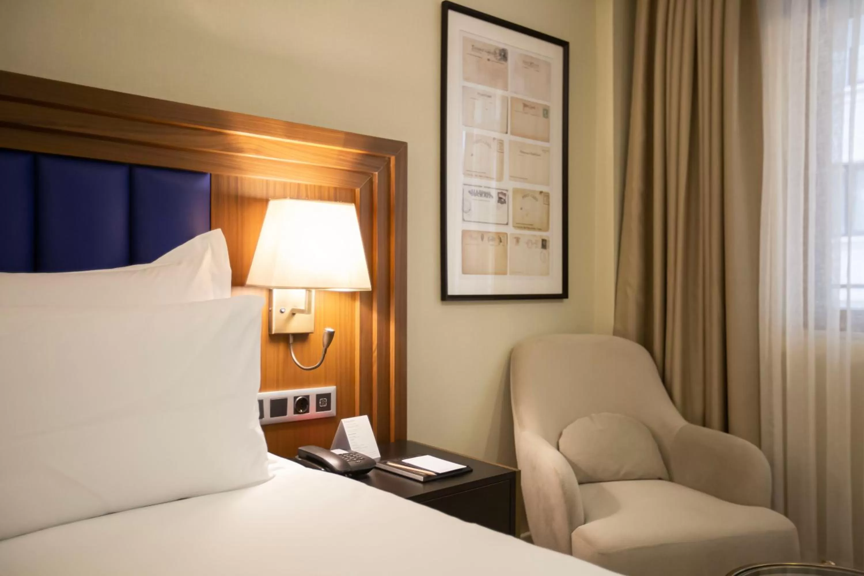 Seating area, Bed in Ramada Plaza Sultanahmet