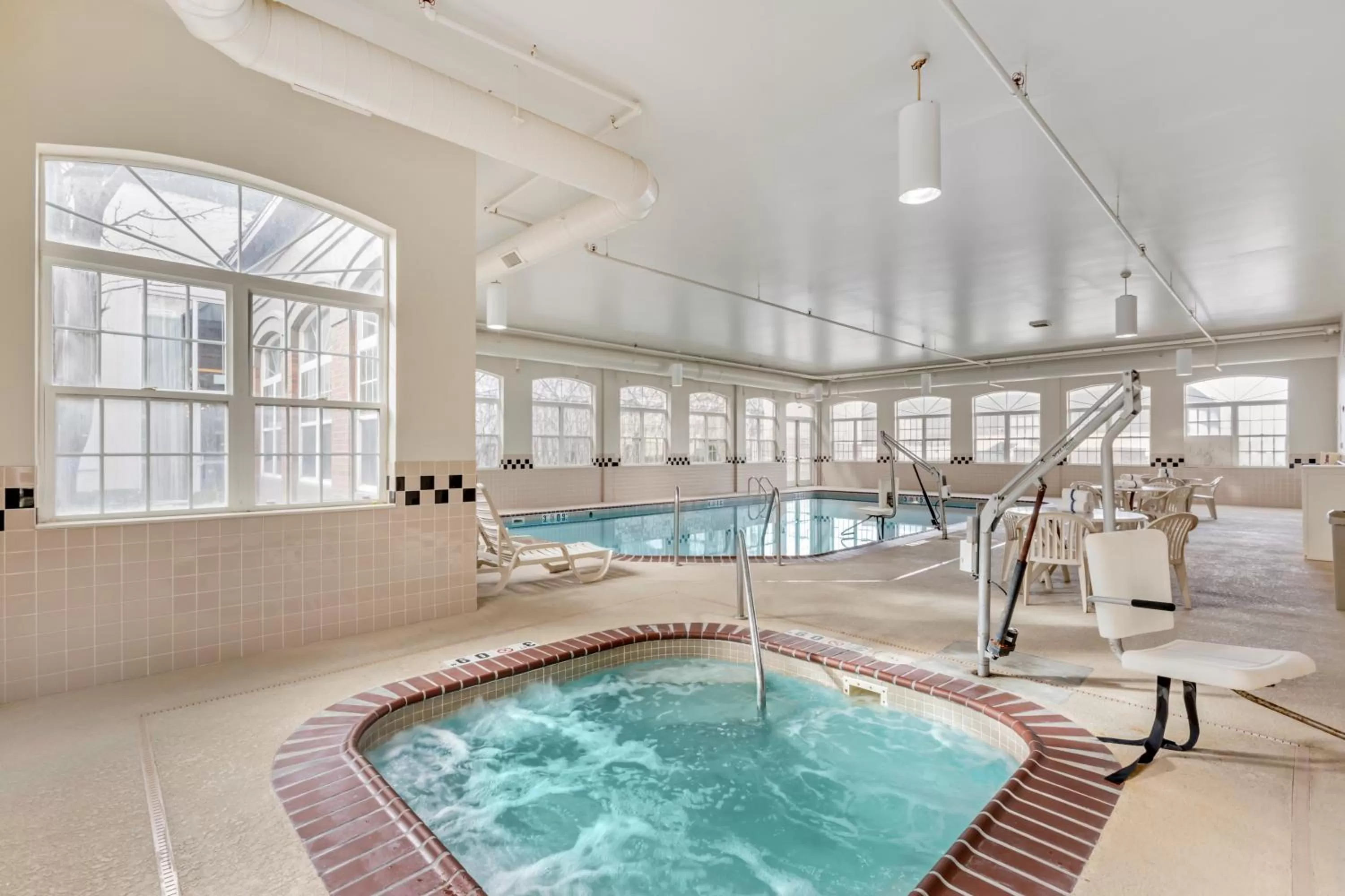 Hot Tub in Country Inn & Suites by Radisson, Elk Grove Village-Itasca