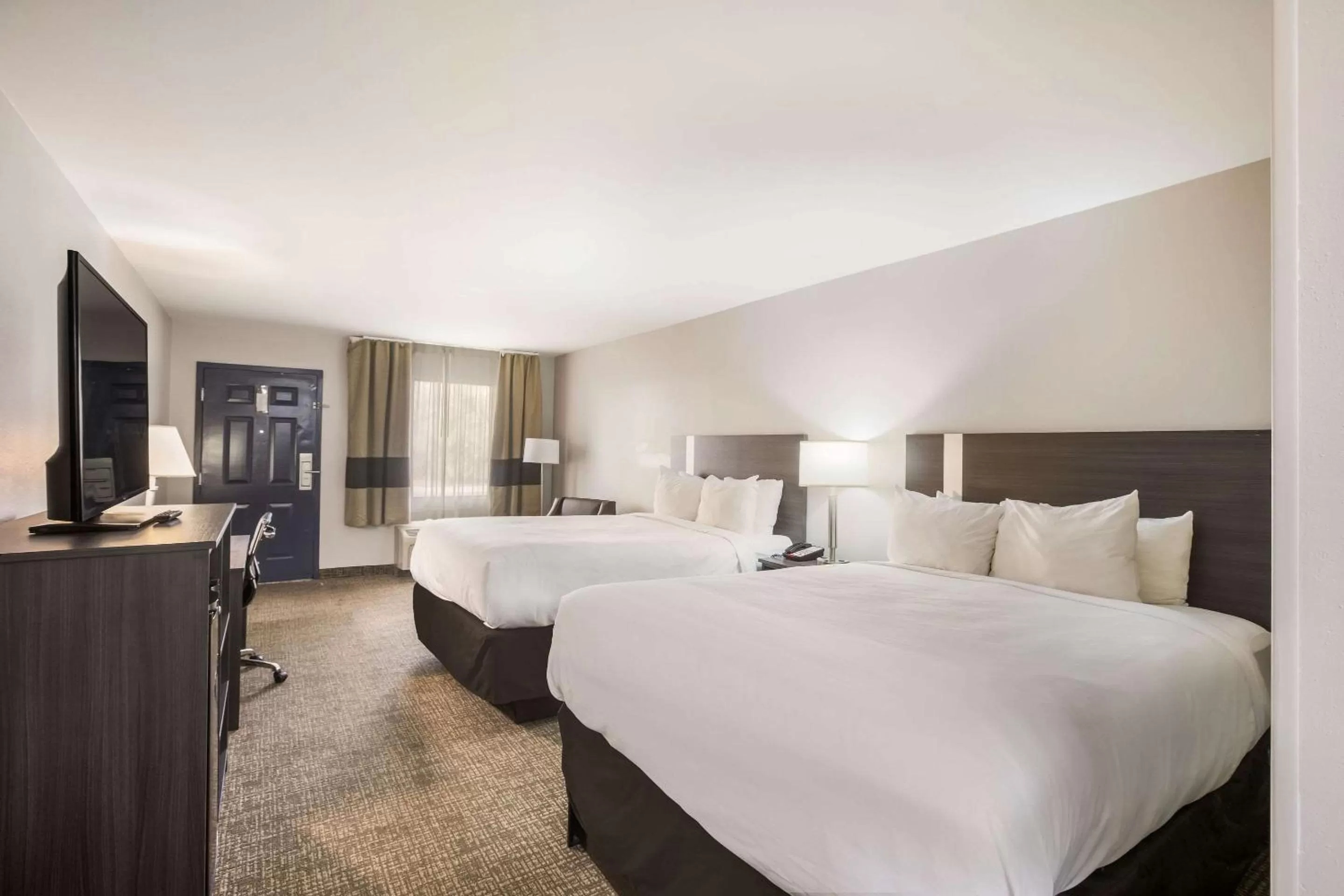 Bedroom, Bed in Clarion Pointe Forsyth I-75