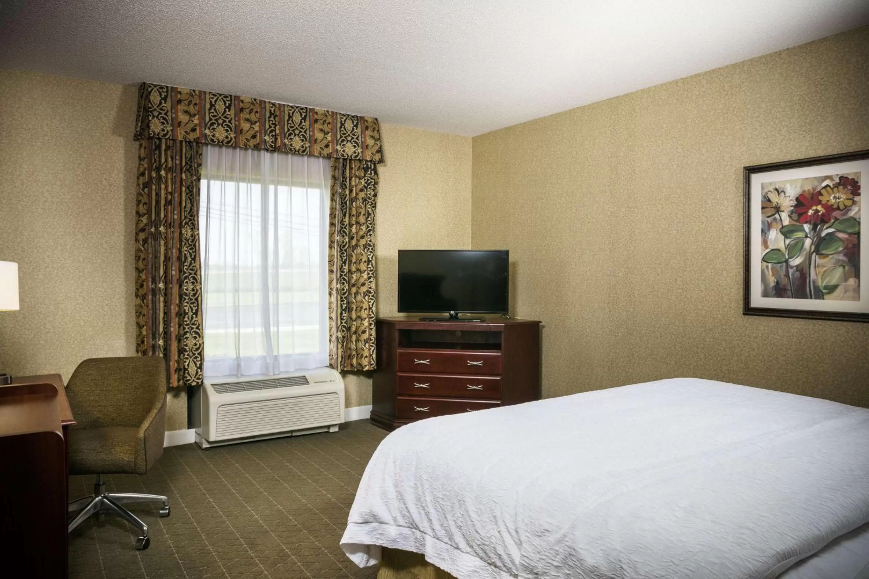 Bed in Hampton Inn & Suites Toledo-Perrysburg