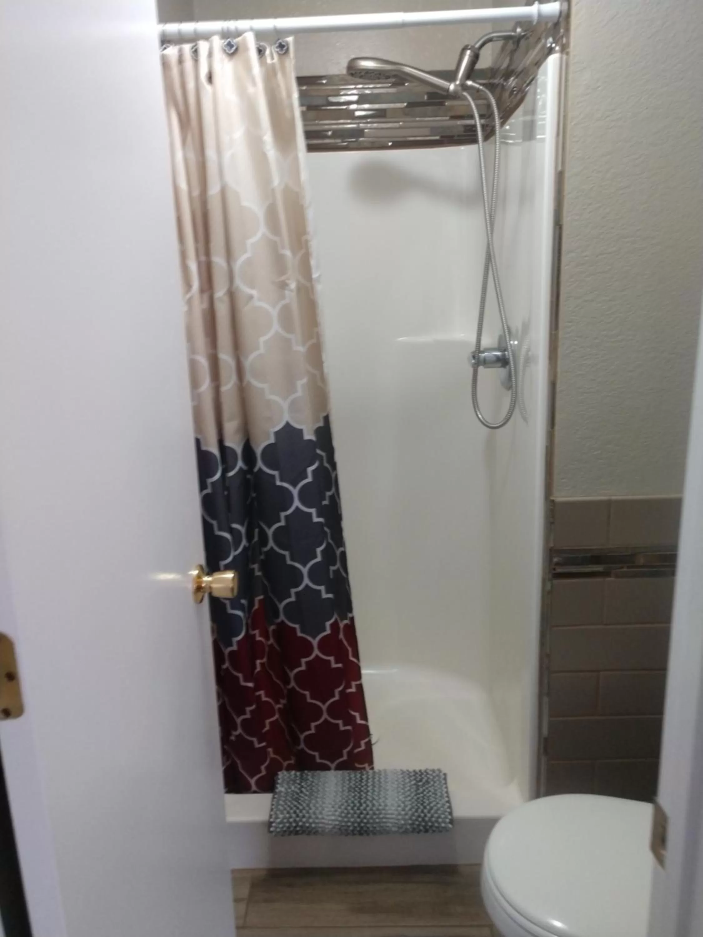 Shower in Red Rock Motel and Dam Motel