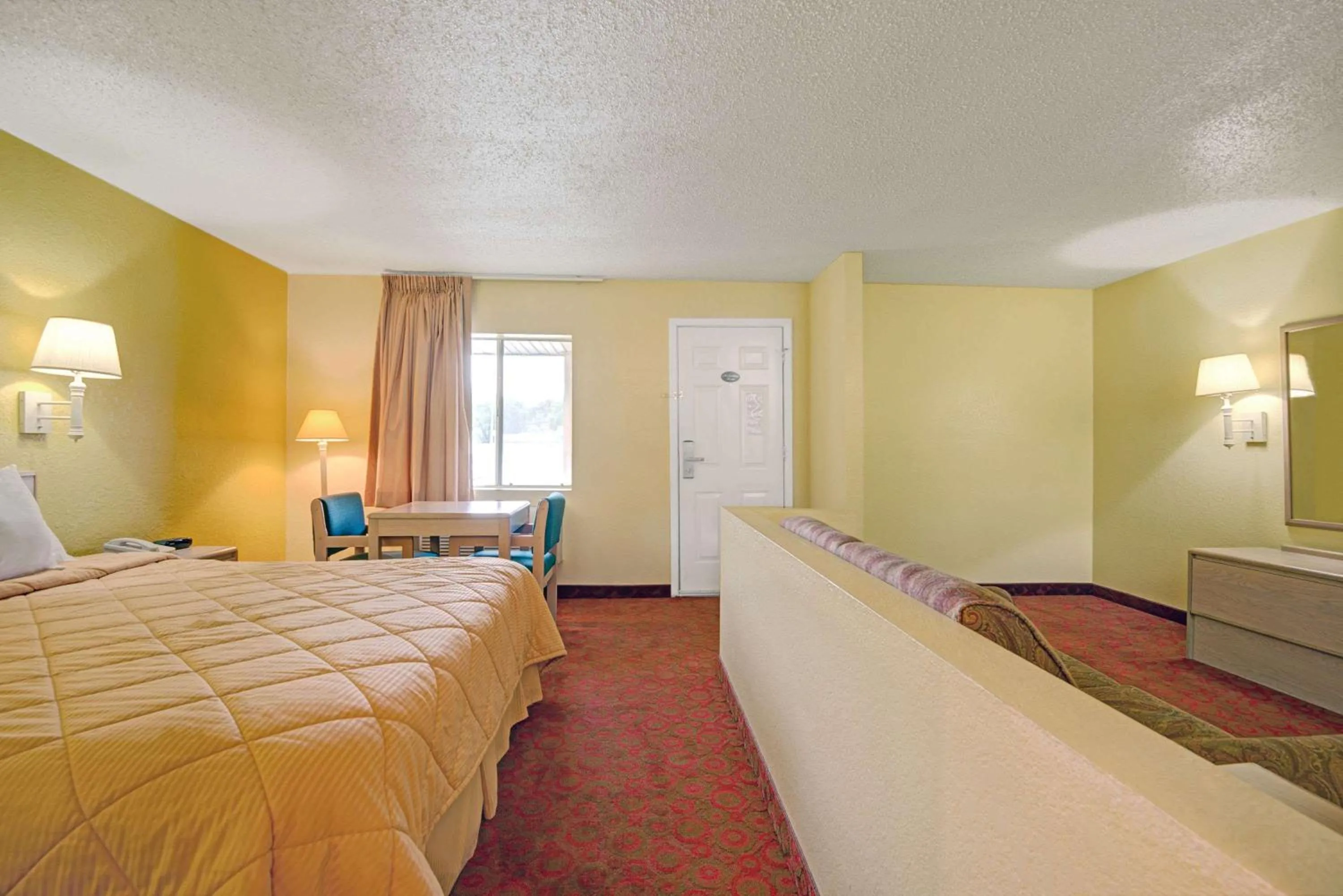 Photo of the whole room, Bed in White Rock Inn