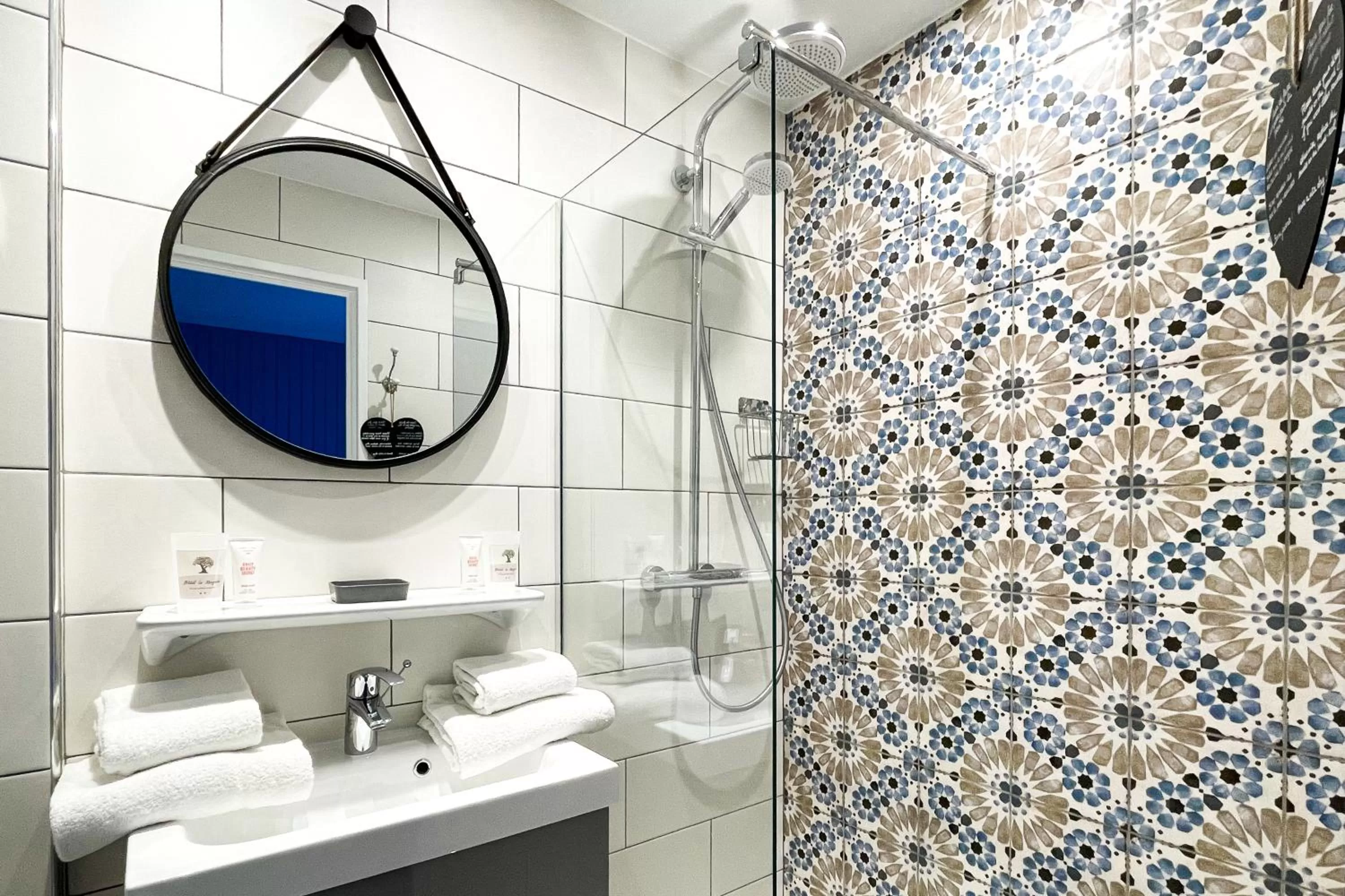 Bathroom in Hotel Le Magnan