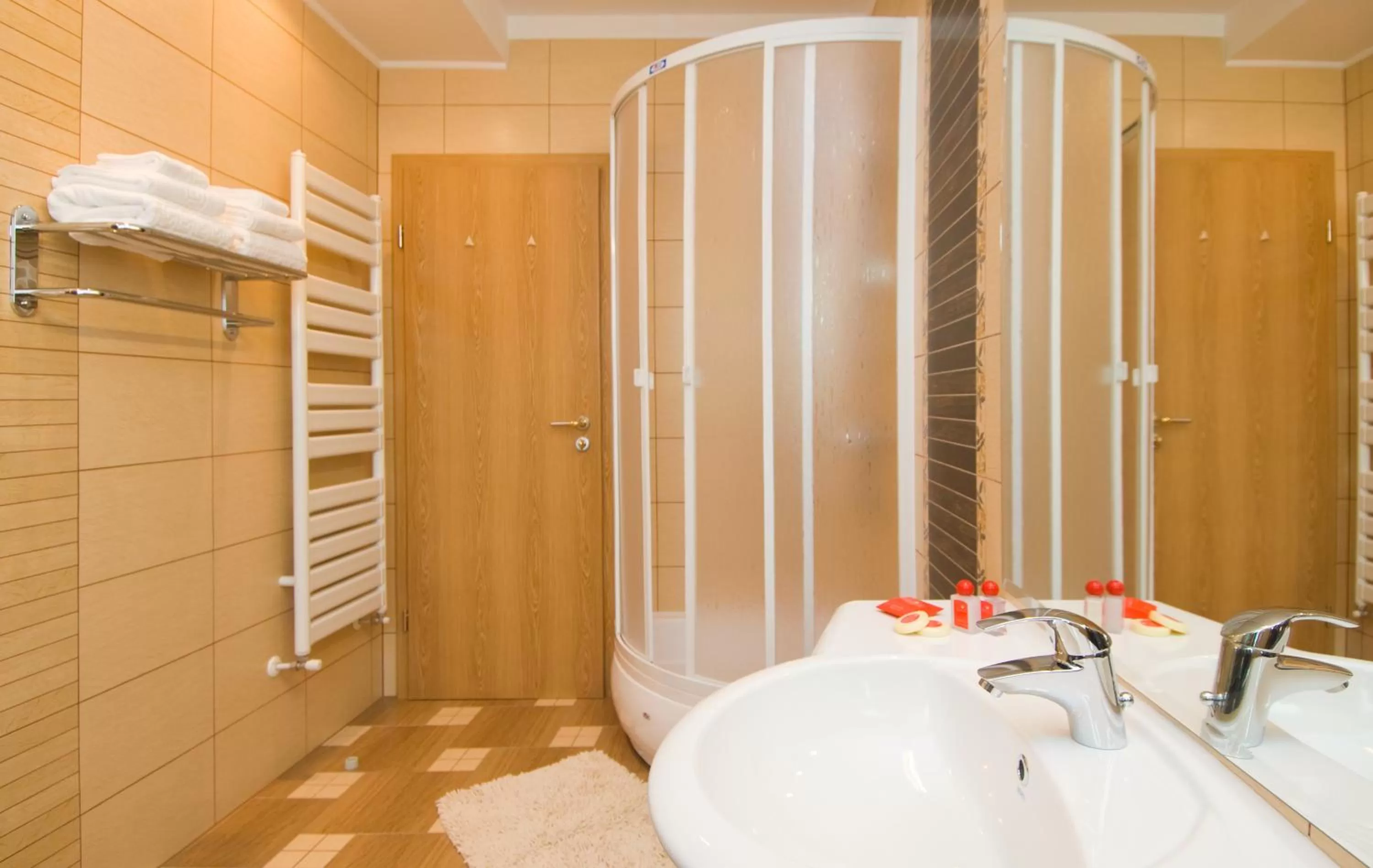 Bathroom, Bed in Hotel Ambient