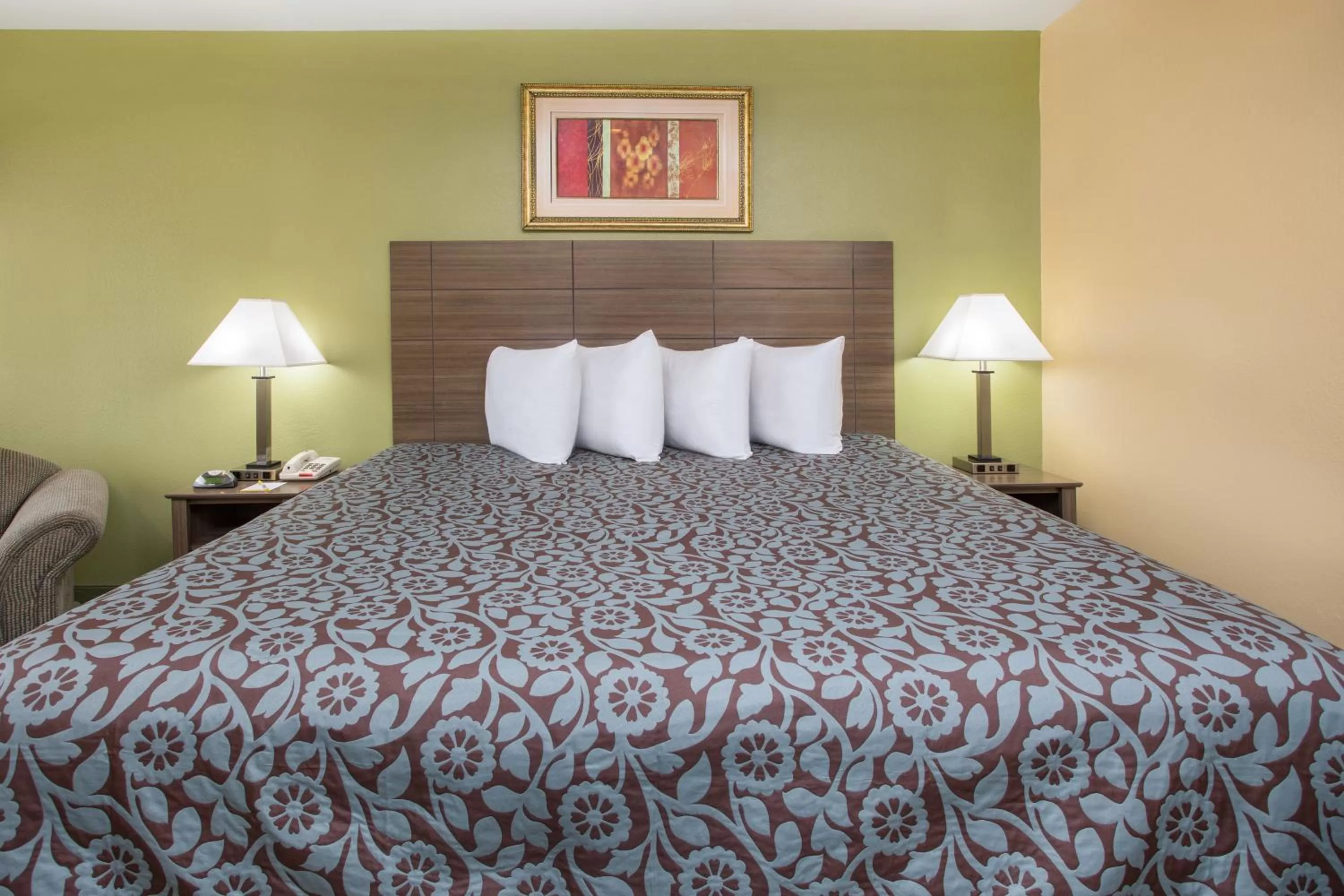 Bedroom, Bed in Days Inn by Wyndham Abbeville