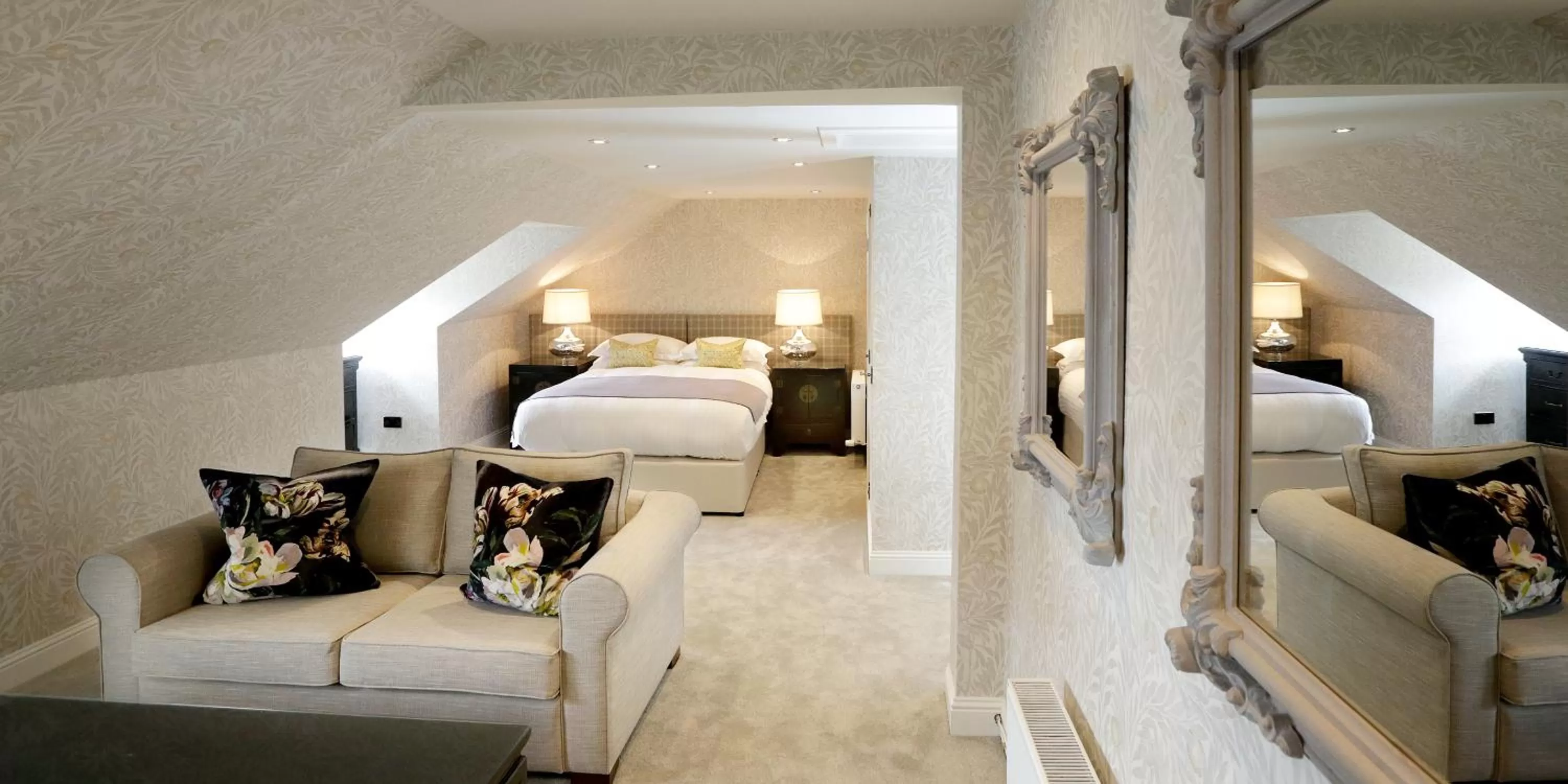 Photo of the whole room, Bed in Nira Caledonia