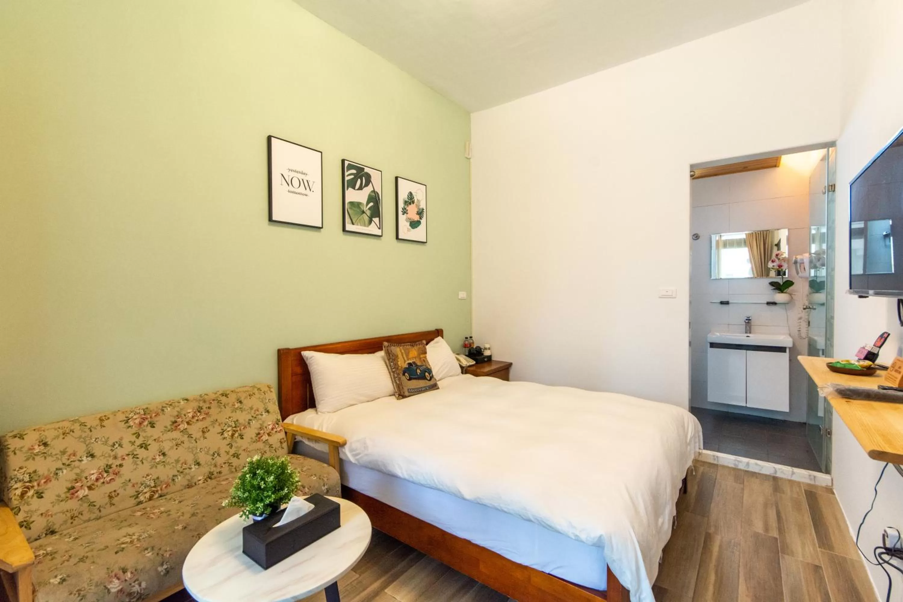 Decorative detail, Bed in Jinguann B&B