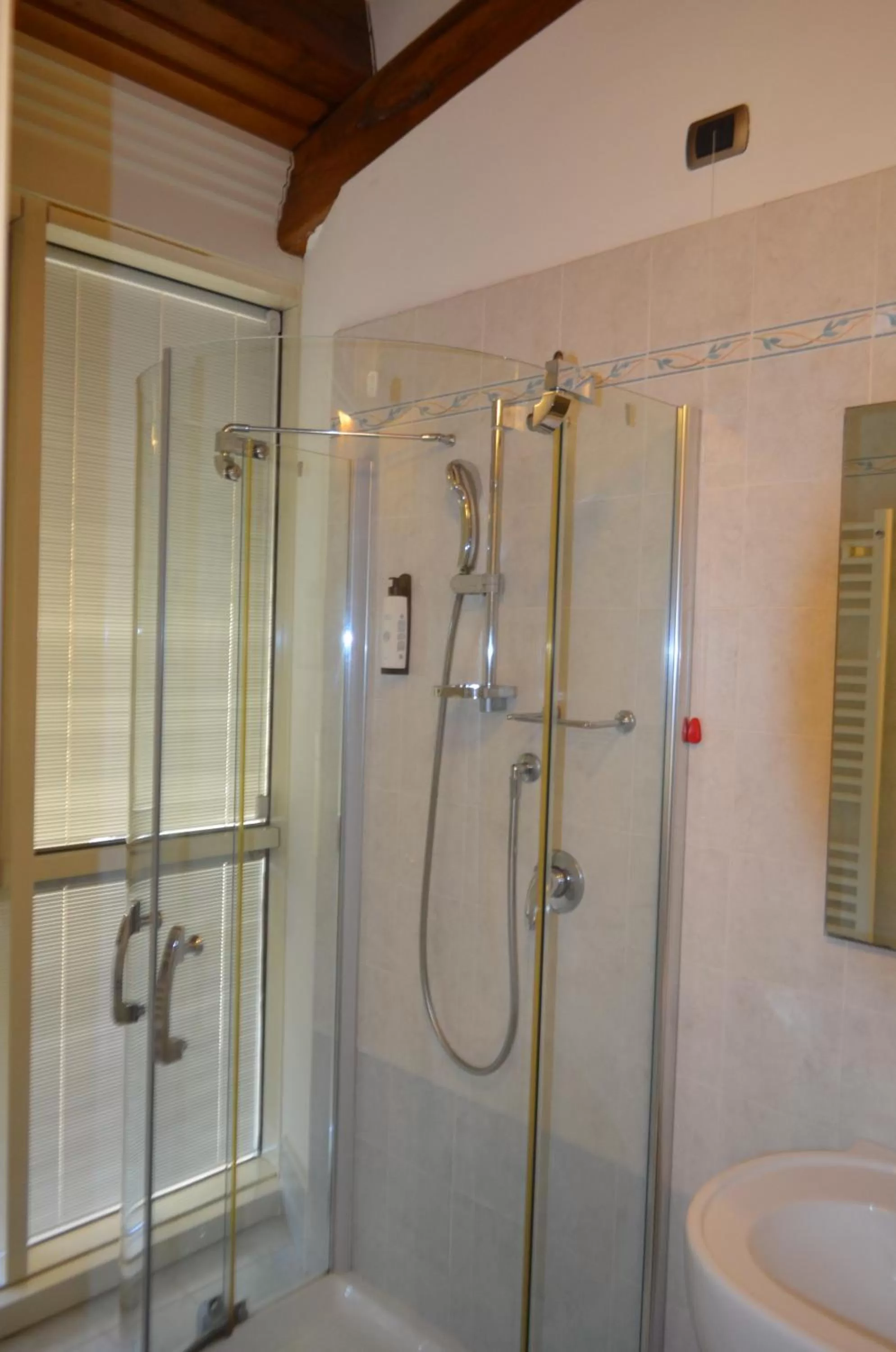 Shower in Casa per ferie religiosa Figlie di Nazareth