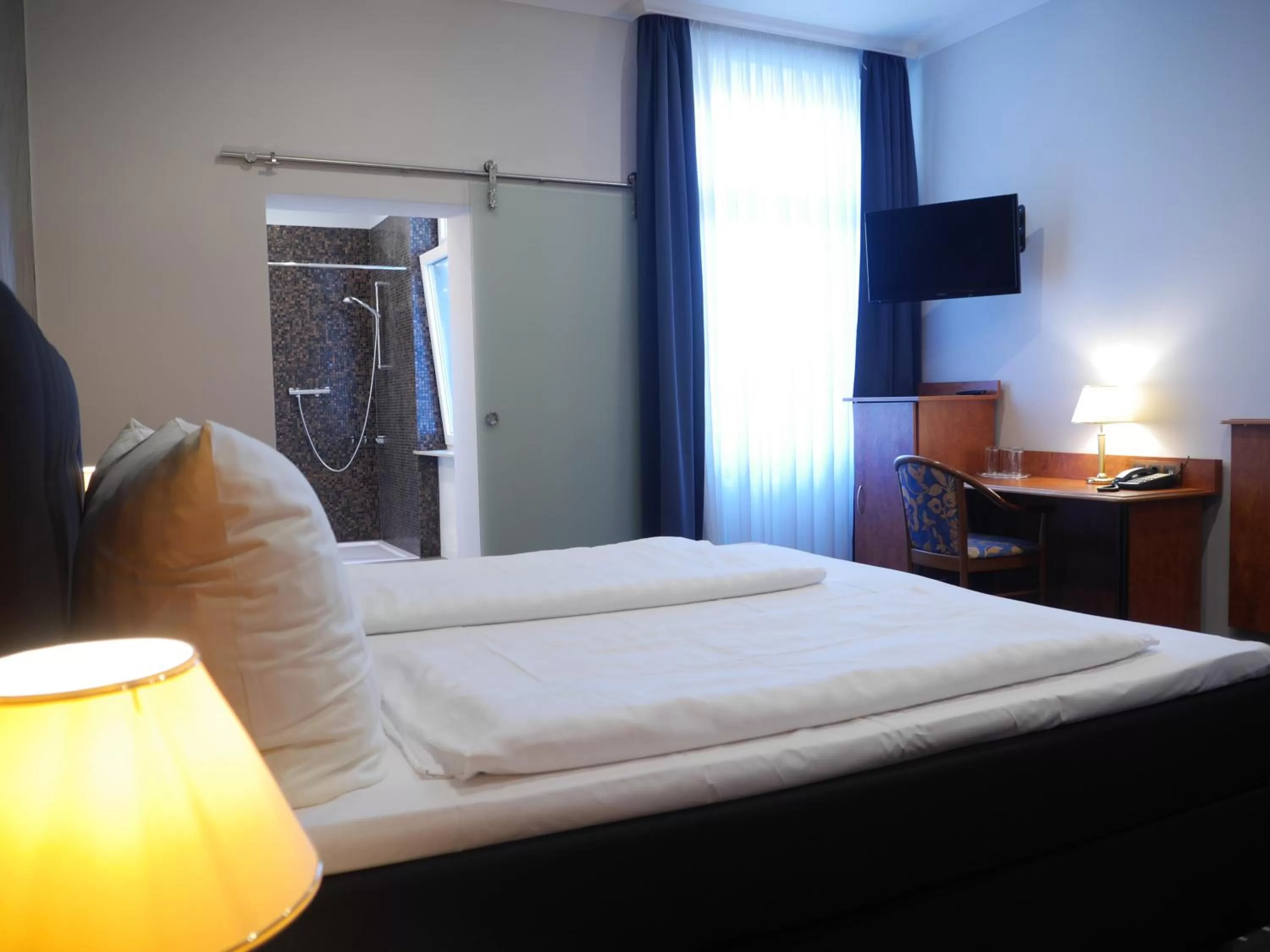 Day, Bed in Hotel Zeil