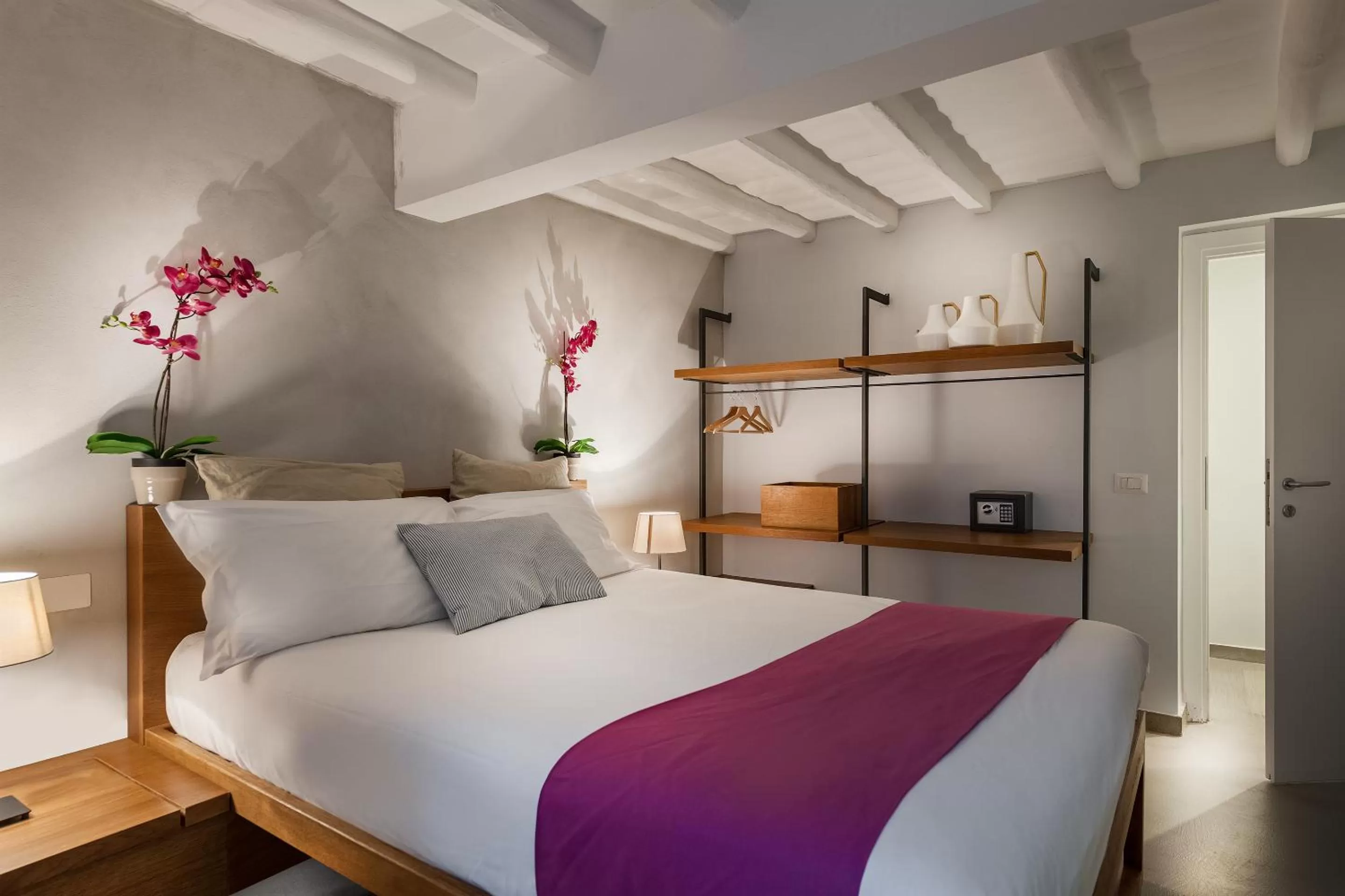 Photo of the whole room, Bed in The Spanish Suite Piazza di Spagna