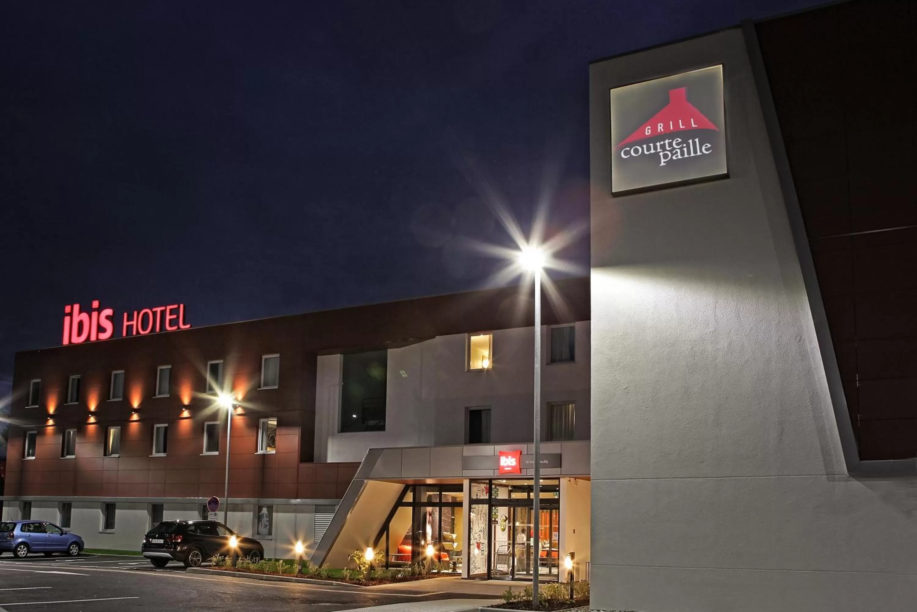 Facade/entrance in Ibis Saint-Genis-Pouilly Genève