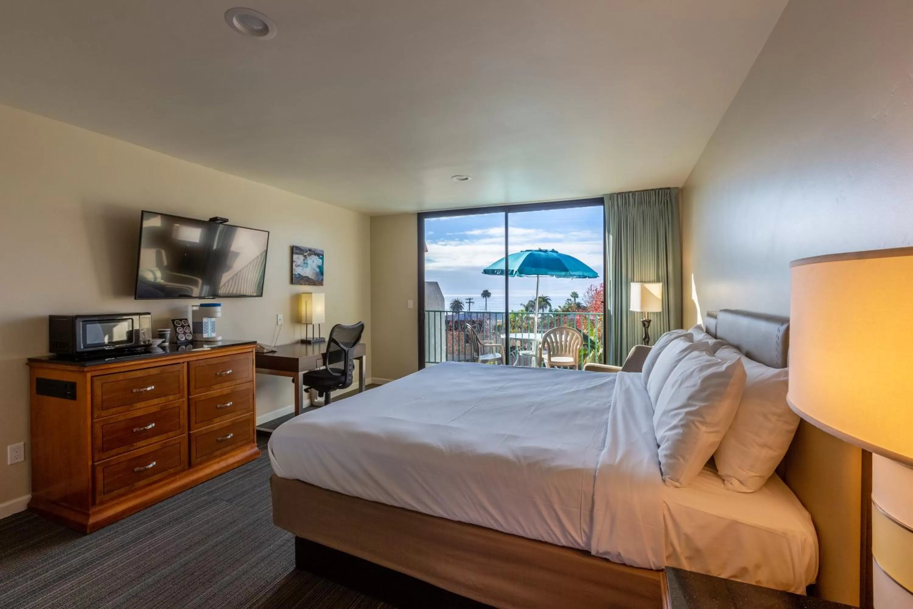 Bed in Moonlight Beach Motel