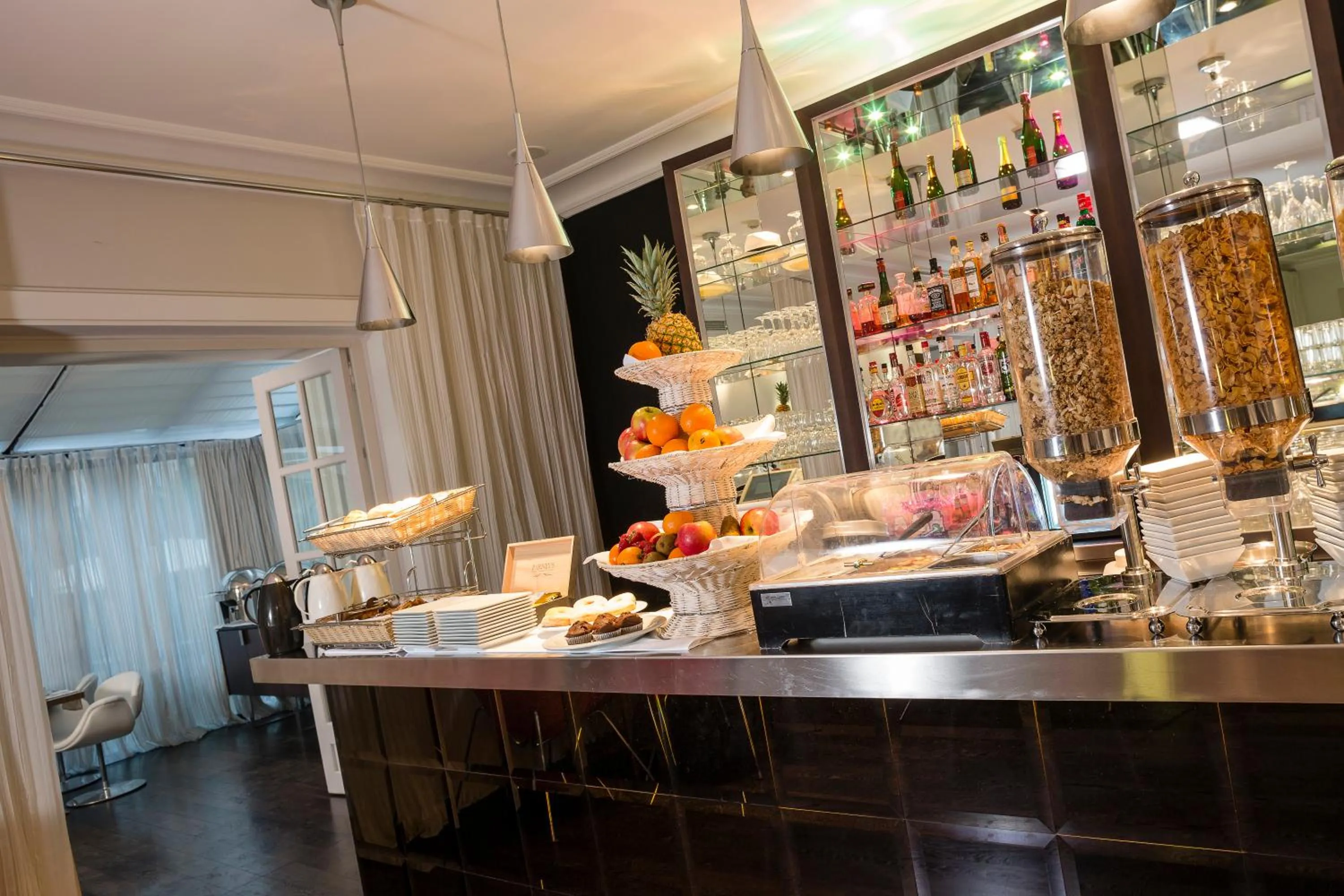 Restaurant/places to eat in Hôtel Le Canberra