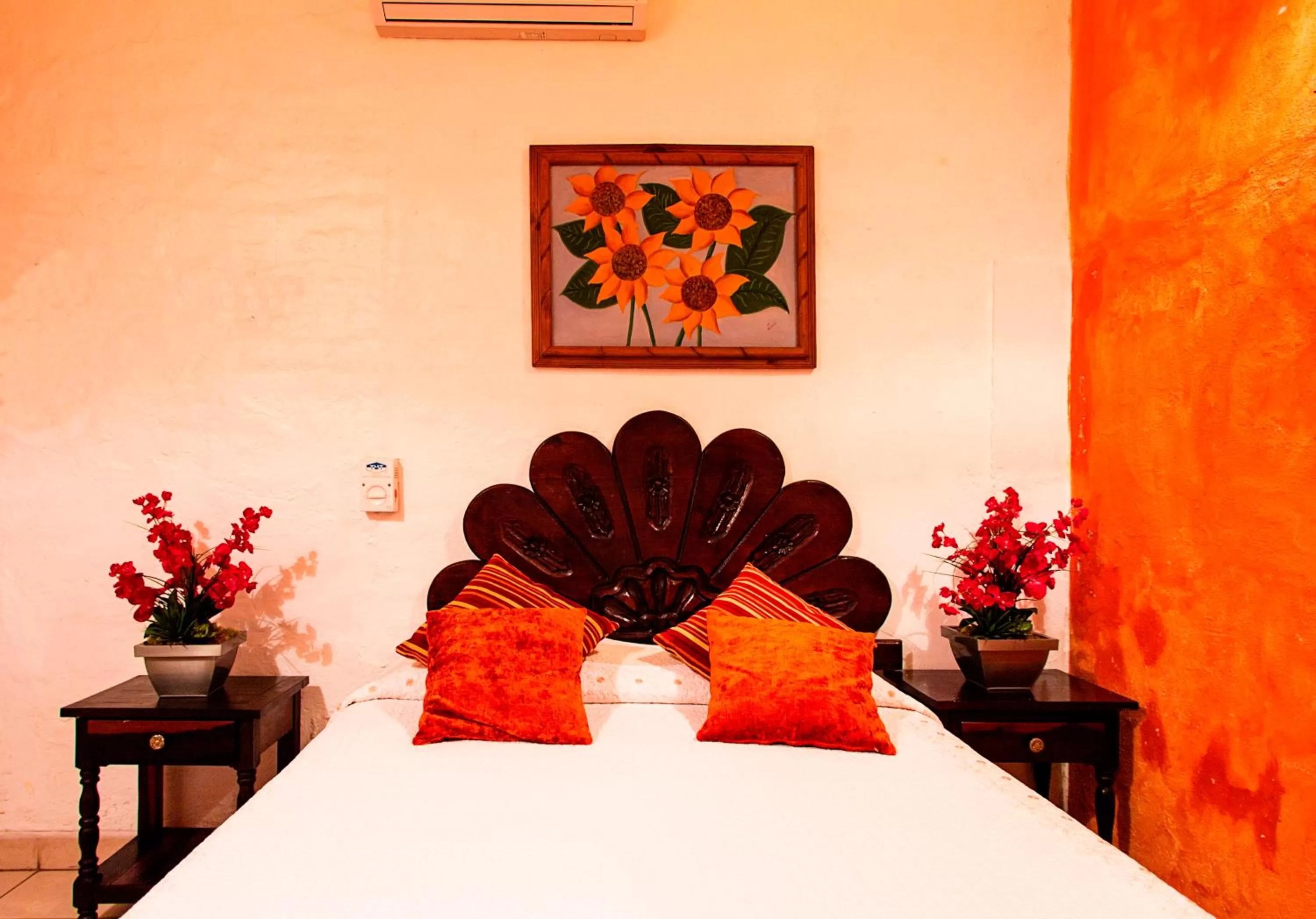 Photo of the whole room, Bed in Hotel Posada De Roger - Near Los Muertos Beach