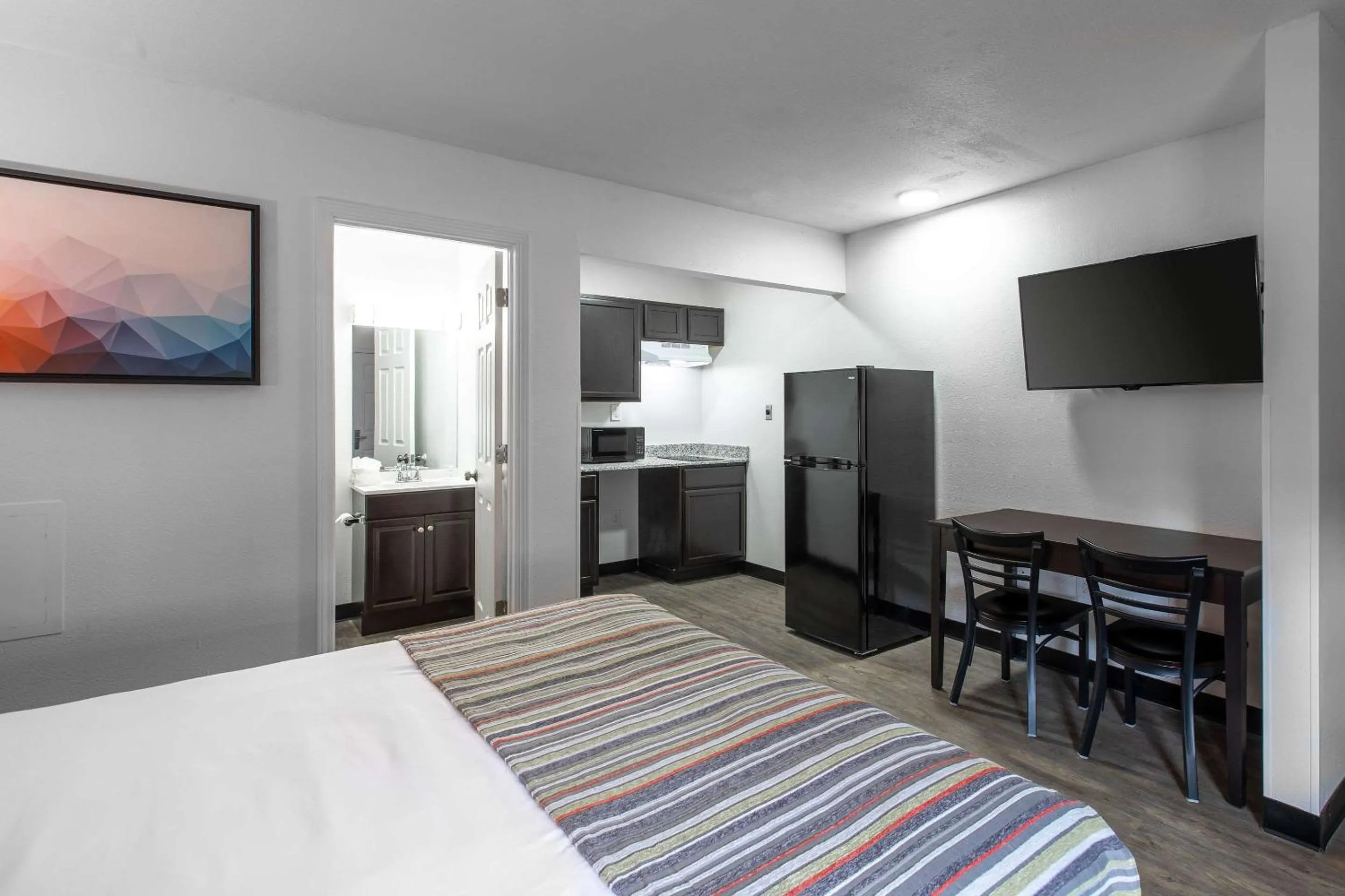 Bedroom, Bed in Suburban Studios Spartanburg - I-26