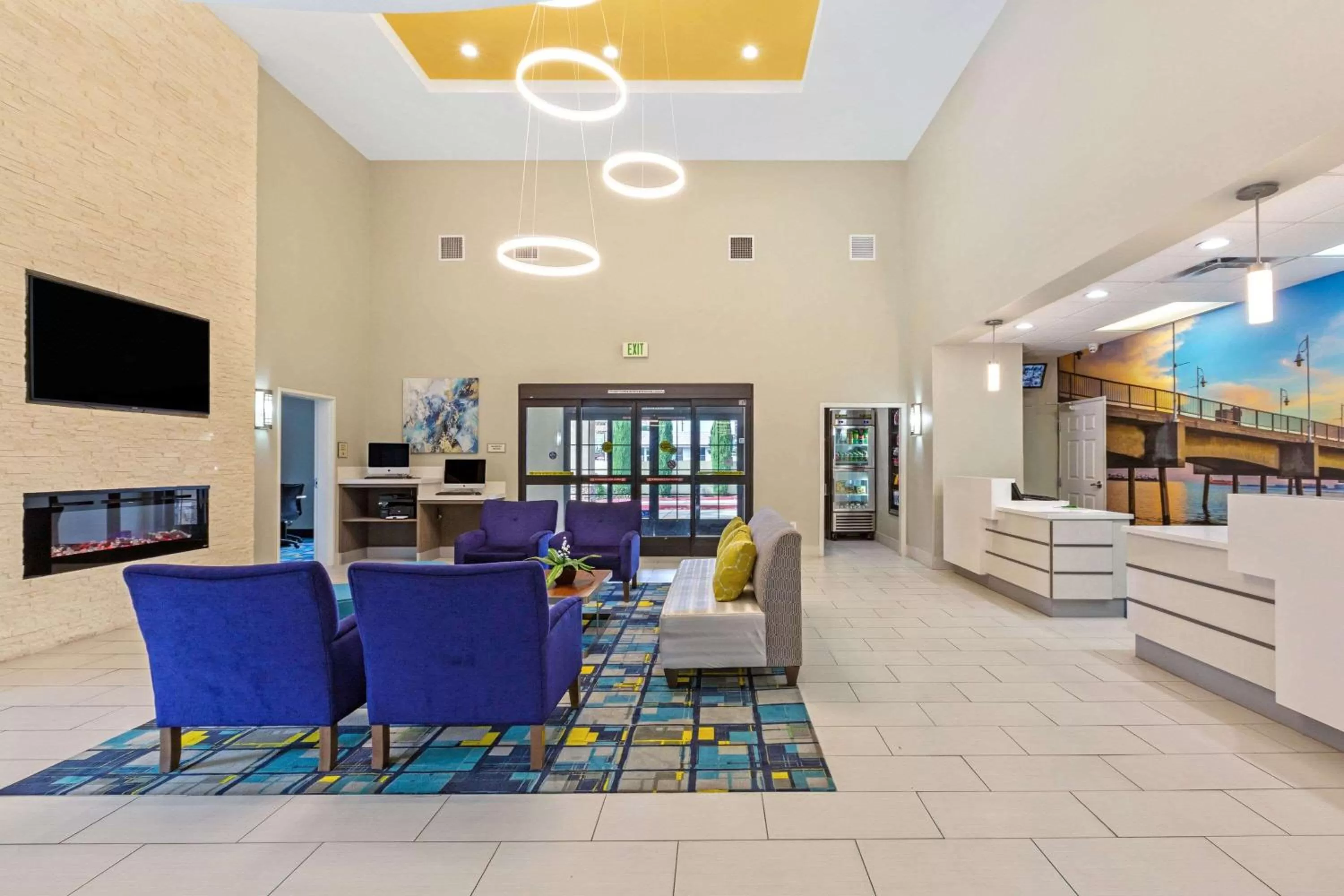 Lobby or reception in La Quinta by Wyndham NE Long Beach/Cypress