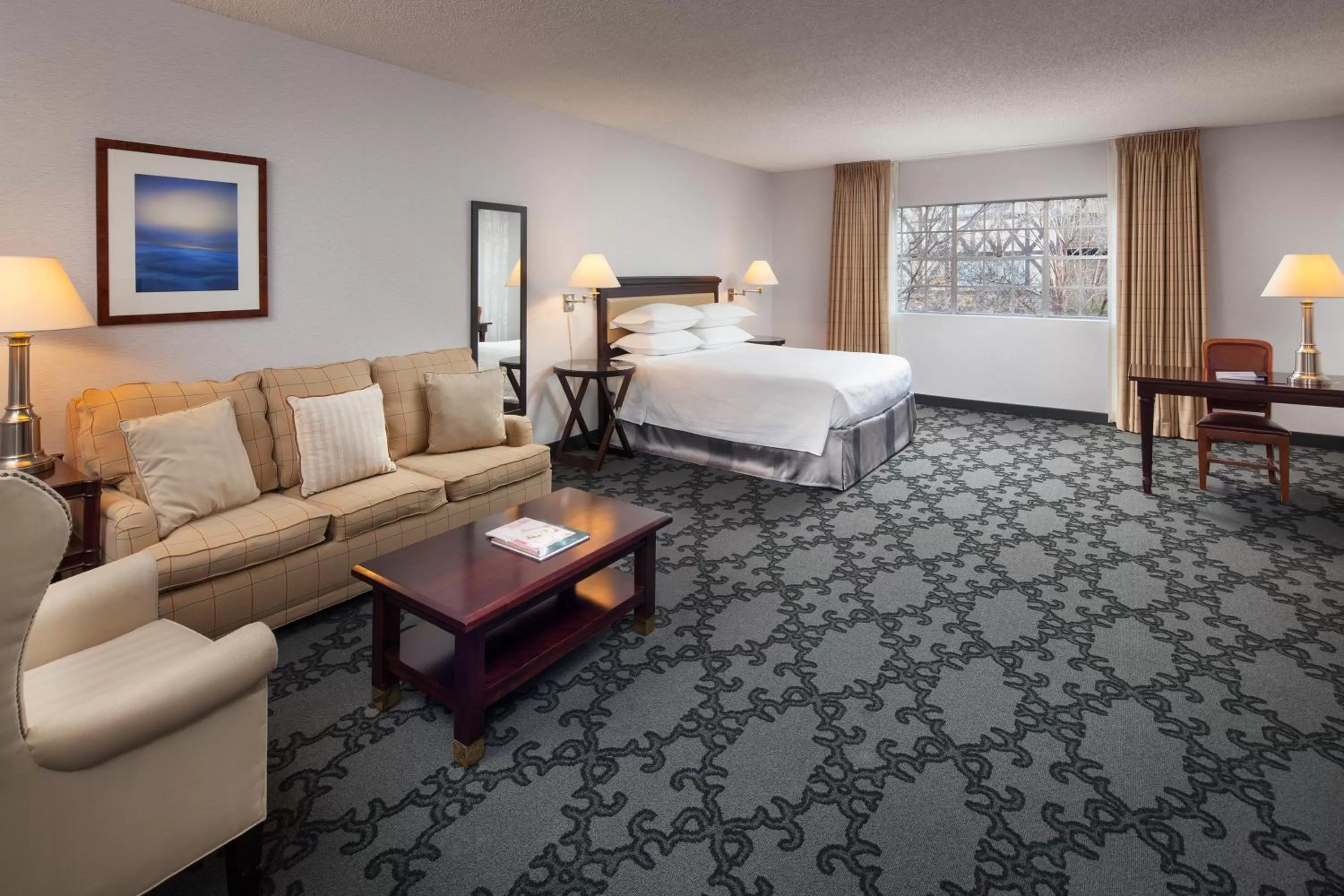 Bed in Anaheim Majestic Garden Hotel