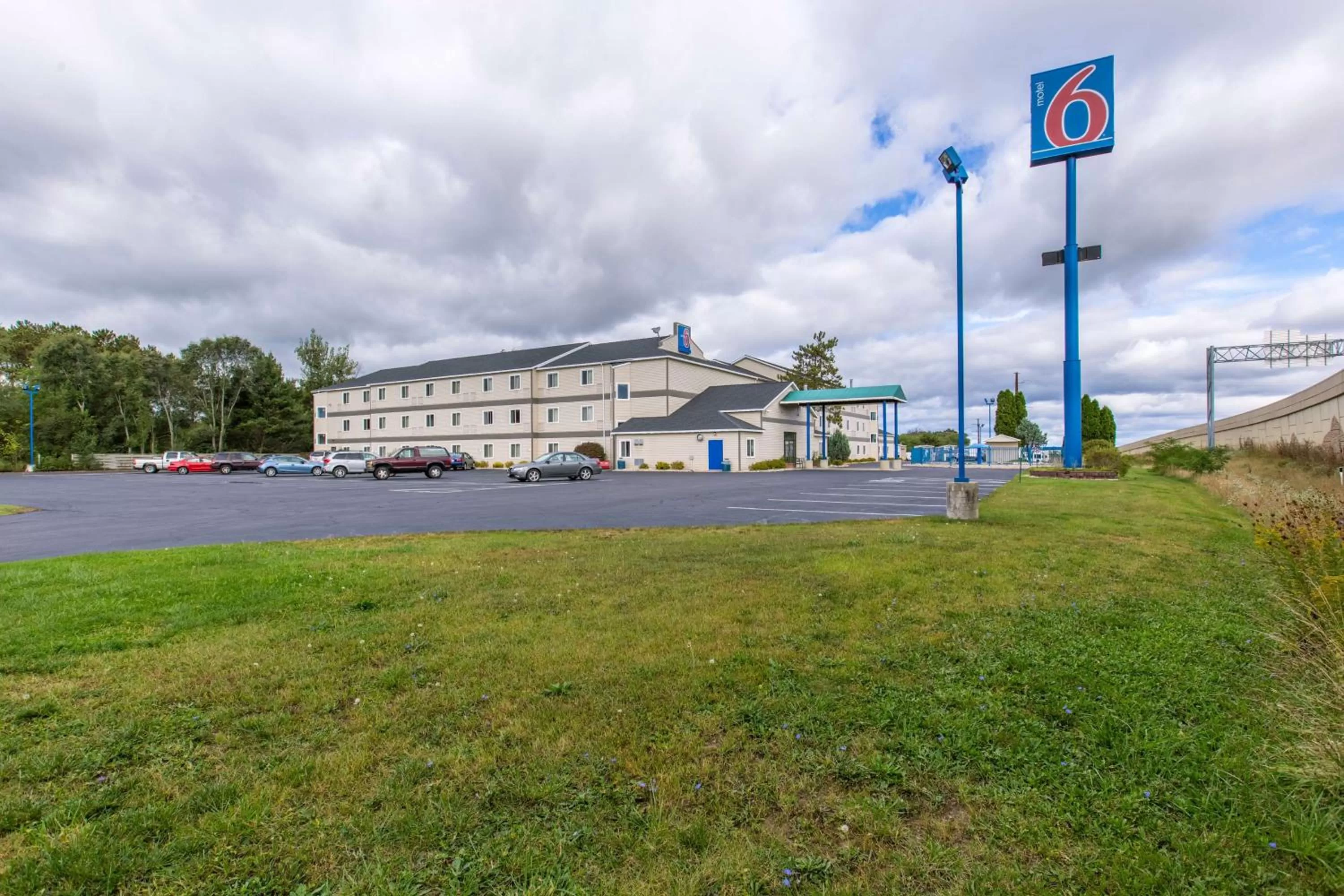 Property building in Motel 6-Baraboo, WI - Lake Delton-Wisconsin Dells