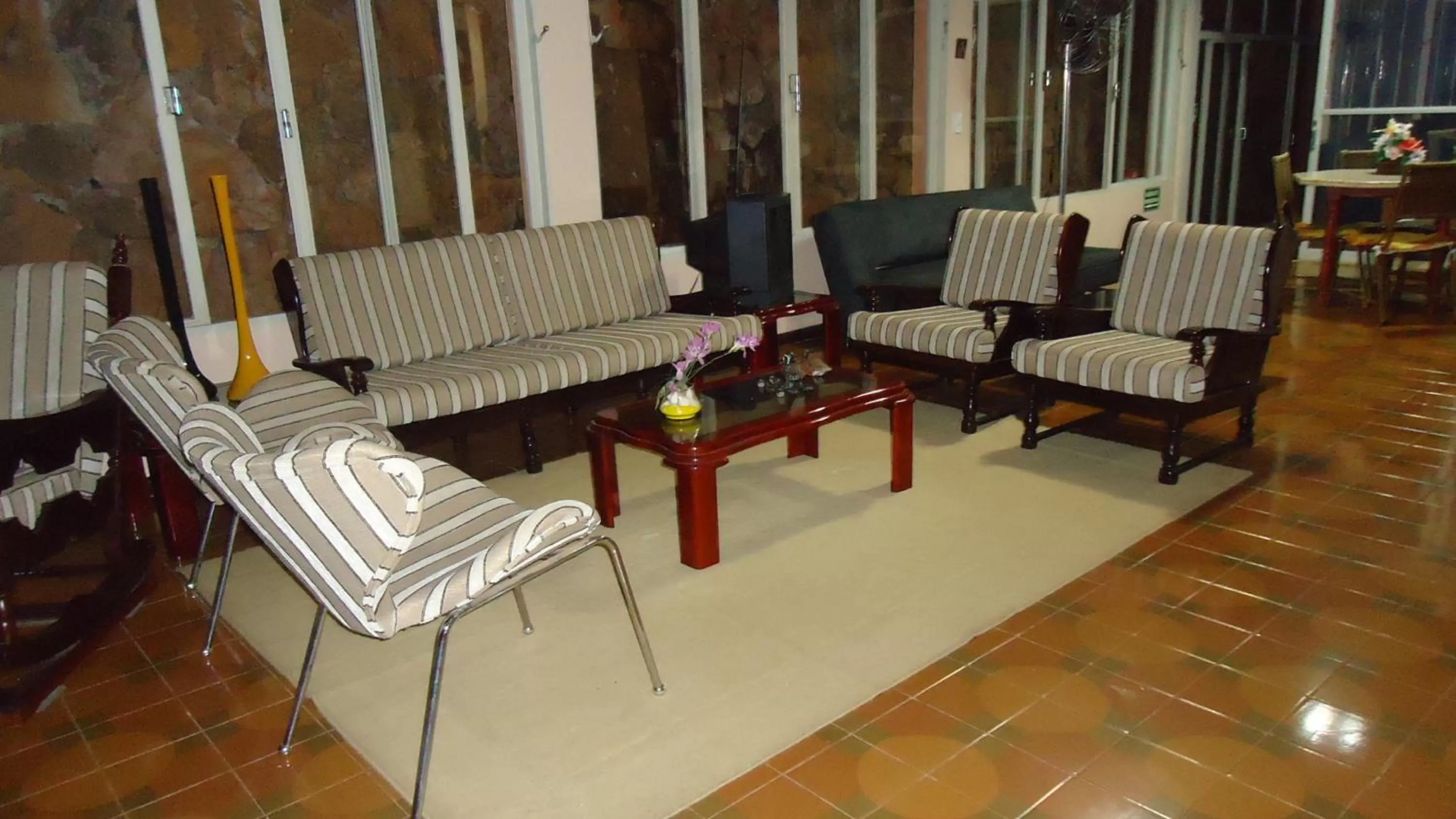 Communal lounge/ TV room, Seating Area in KzaZendf Cama e Cafe Asa Sul